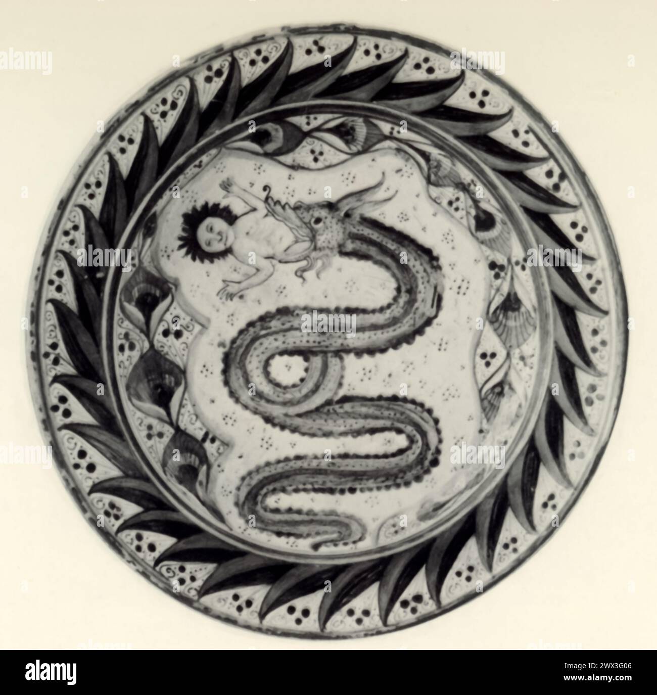 Maiolica-Gericht mit dem Emblem der Familie Visconti-Sforza, einer prominenten italienischen Adelsfamilie, um 1480. Dieses Gericht aus der Renaissance zeigt die komplizierte Kunstfertigkeit und die lebendigen Farben, die typisch für die Keramik von Maiolica sind. Stockfoto