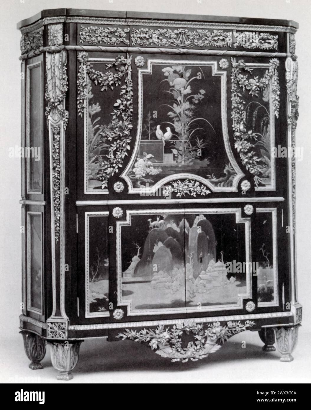 Ein Schreibtisch von Jean-Henri Riesener für das Königliche Château von Saint-Cloud. Dieses Möbelstück aus dem späten 18. Jahrhundert ist ein Beispiel für die hohe Handwerkskunst und Eleganz, die mit französischen königlichen Kommissionen dieser Zeit verbunden war. Riesener war bekannt für seine raffinierten Entwürfe und die außergewöhnliche Qualität seiner Arbeiten, die oft komplizierte Intarsien, vergoldete Bronzematerial und innovative mechanische Merkmale in seine Werke einbrachten. Stockfoto