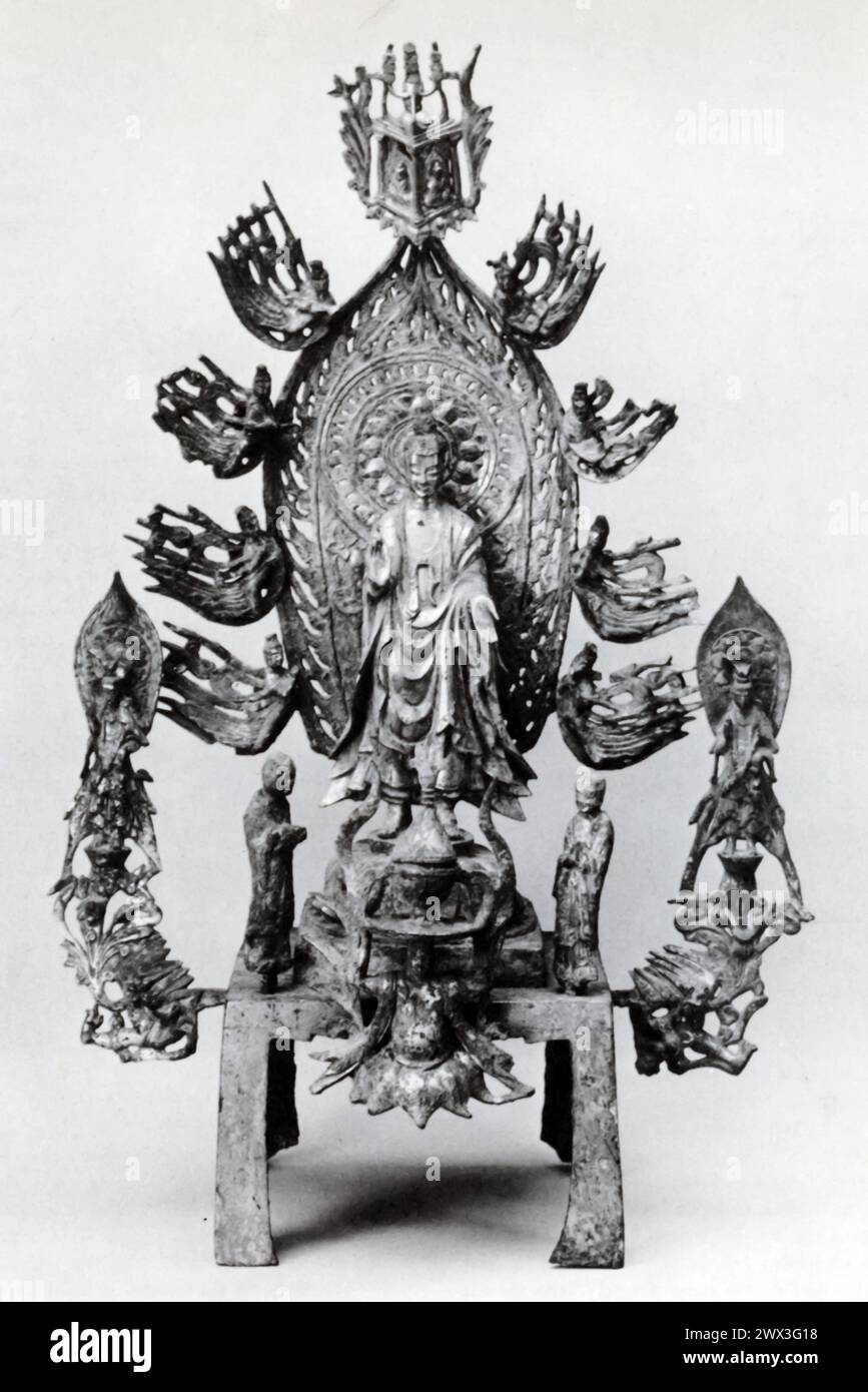 Goldbronze Buddhist Altarpiece, China, Ming Dynastie (1368–1644), im Metropolitan Museum of Art, New York. Dieser Altaraufsatz zeigt die komplizierte Handwerkskunst der Handwerker der Ming-Dynastie mit detaillierten buddhistischen Figuren, die spirituelle Hingabe symbolisieren. Stockfoto