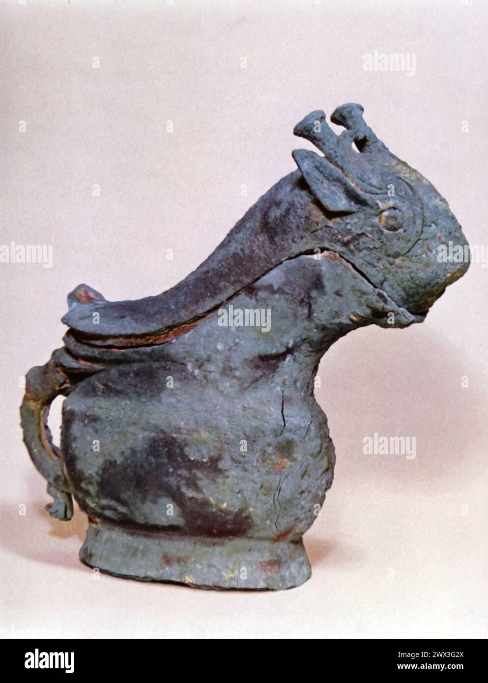 Zeremonialgefäß aus Bronze (Kuange), Shang Dynasty, China, im Metropolitan Museum of Art, New York. Dieses Artefakt aus der Shang-Dynastie, bekannt als Kuange, ist ein Zeugnis der fortschrittlichen Bronzegussverfahren und der rituellen Kultur des alten China. Stockfoto