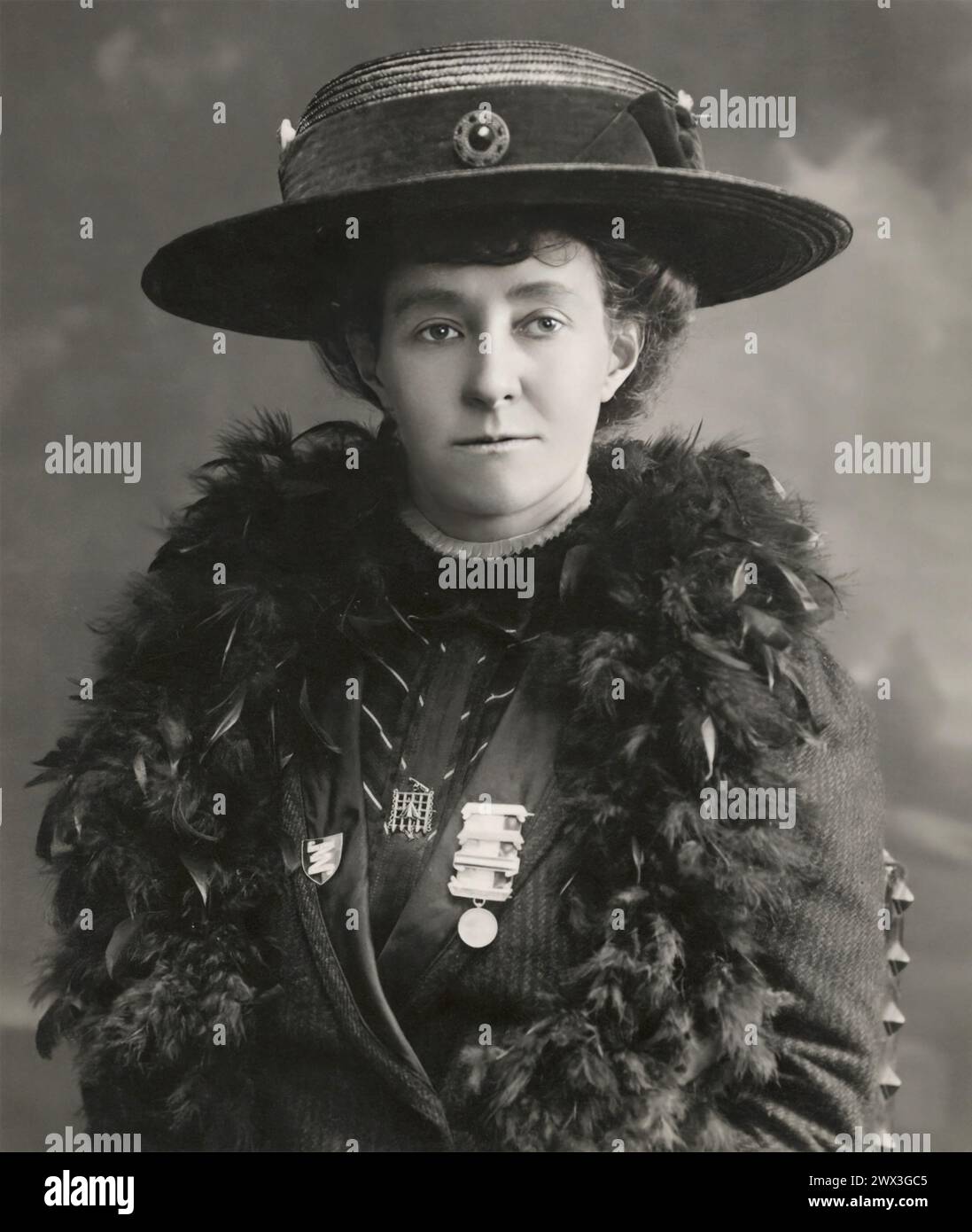EMILY DAVIDSON (1872–1913) Englische Suffragette, die um 1911 ihre Holloway Gefängnisbrosche und Hungerstreik-Medaille trug. Stockfoto