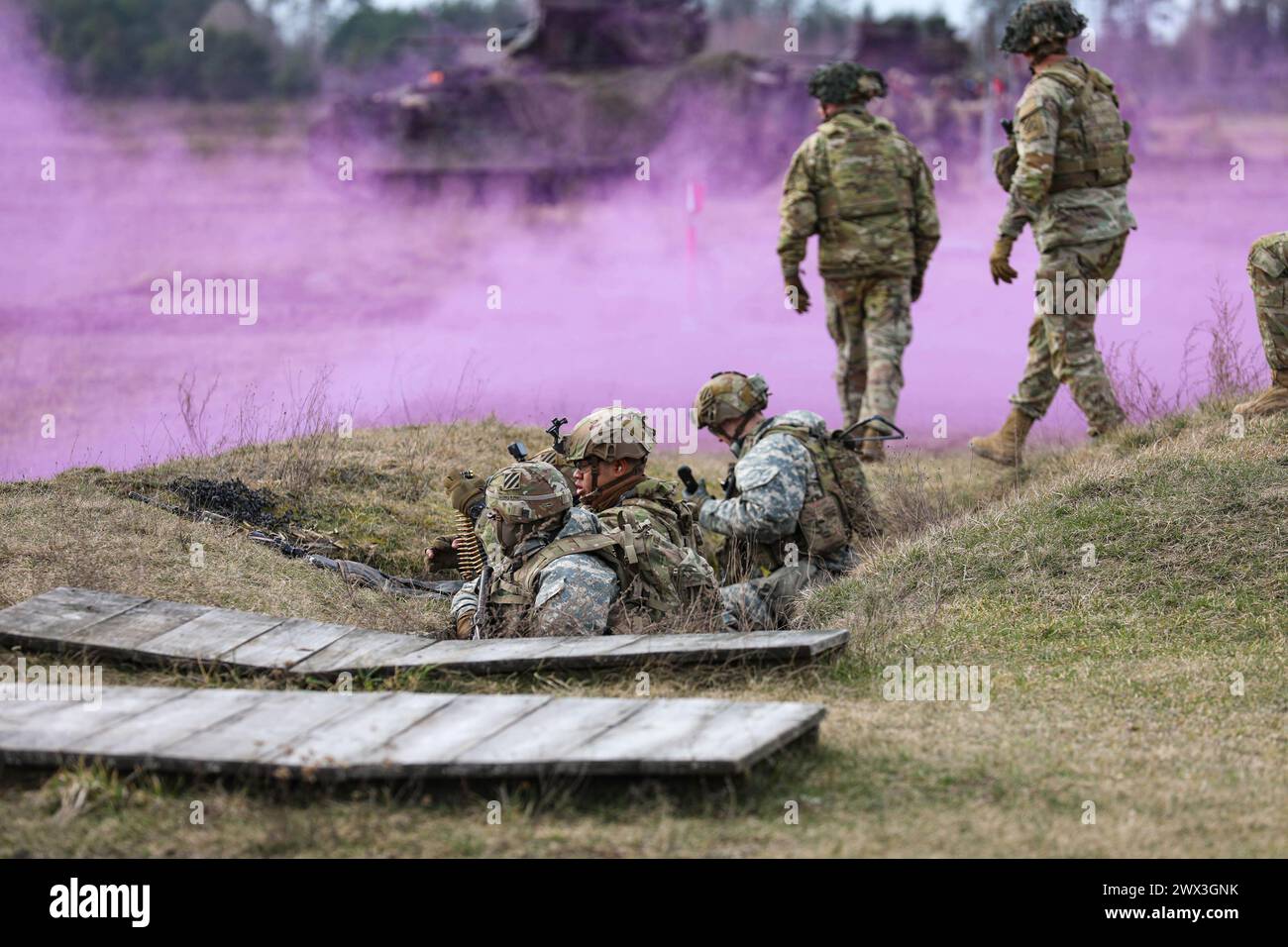 Bemowo Piskie Training Area, Polen. März 2024. Soldaten der US-Armee mit Charlie Kompanie, 3. Bataillon, 15. Infanterieregiment, 2. Panzerbrigade Combat Team, 3. Infanteriedivision, mit NATOs verstärkter Forward Presence Battle Group Polen, sorgen für Sicherheit für eine nach vorne abgesenkte Angriffseinheit während Dragon 24, einer NATO-Trainingsveranstaltung, die im Bemowo Piskie Trainingsgebiet in Polen stattfindet. März 2024. Die Mission der 3. Infanterie-Divisionen in Europa soll sich an multinationalen Schulungen und Übungen auf dem gesamten Kontinent beteiligen und gemeinsam mit den NATO-Alliierten und regionalen Sicherheitspartnern für die Zusammenarbeit sorgen Stockfoto