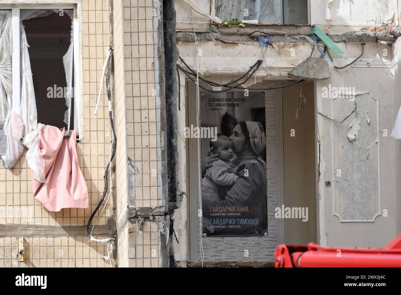 ODESA, UKRAINE - 27. MÄRZ 2024 - Poster mit Hanna Haidarzhy und ihrem Sohn Tymofii, die unter den Trümmern eines 9-stöckigen Wohngebäudes auf der Dobrovolskoho Avenue starben, die am 2. März von einer russischen Drohne getroffen wurden, in Odesa, Südukraine Stockfoto