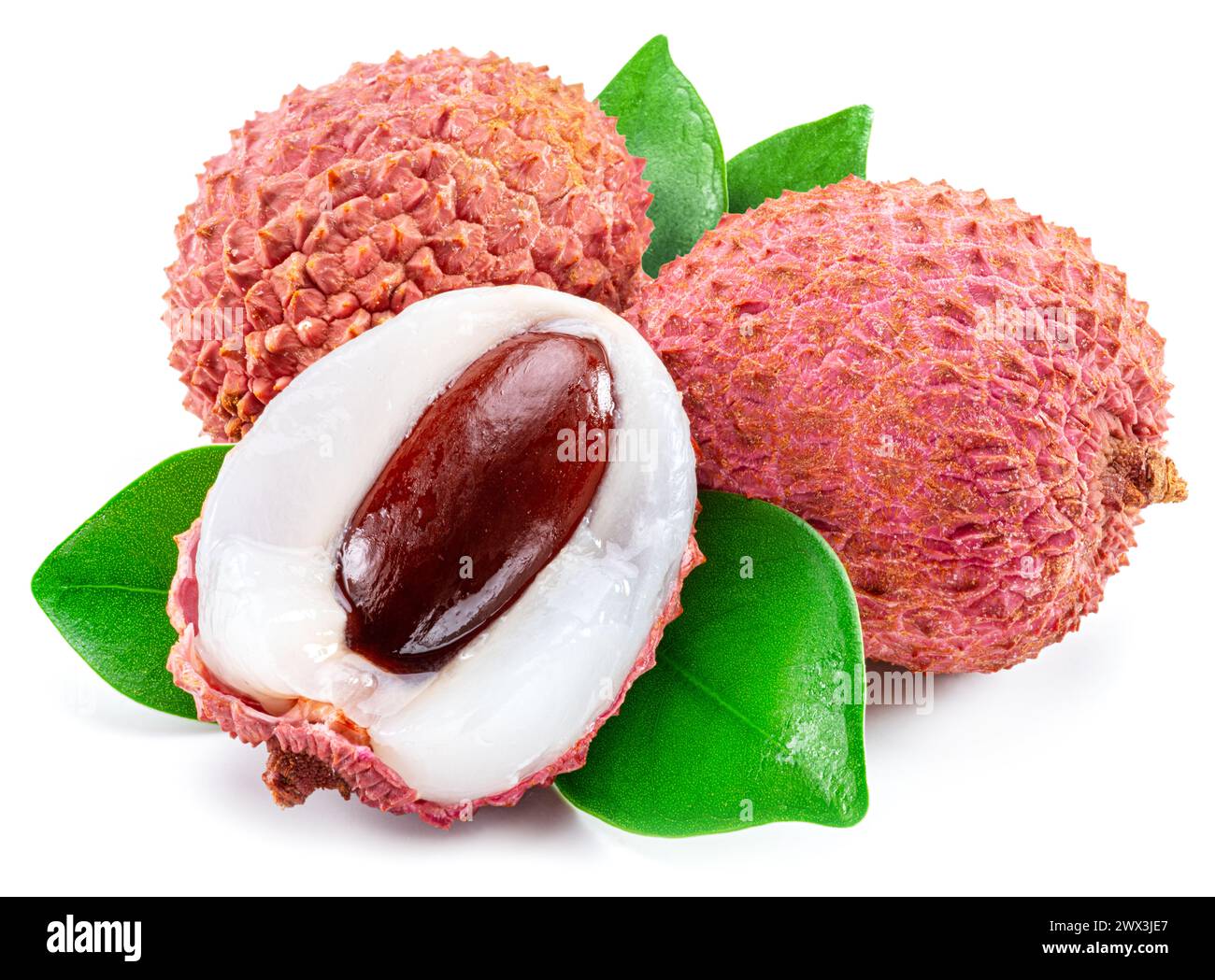 Ganze und geöffnete Litschi-Frucht isoliert auf weißem Hintergrund. Stockfoto