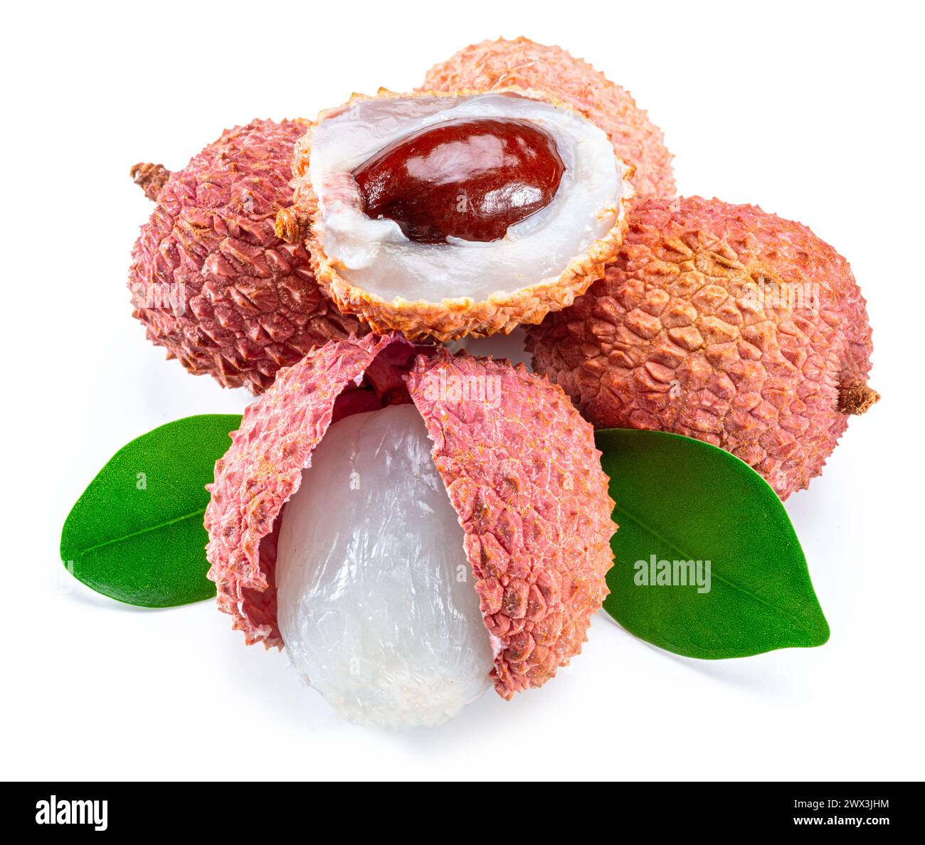 Ganze und geöffnete Litschi-Frucht isoliert auf weißem Hintergrund. Stockfoto