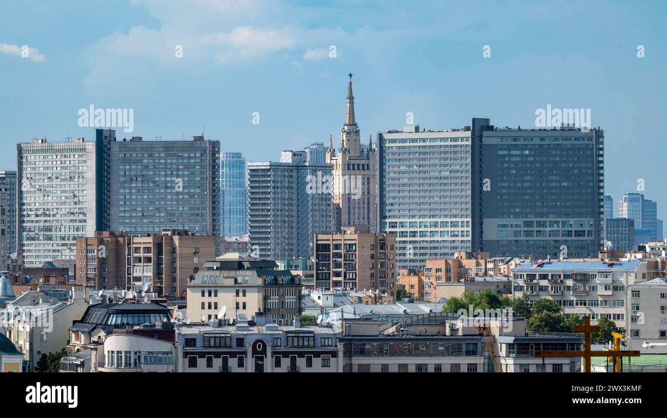 14. Juli 2022, Moskau, Russland. Blick auf das Stalin-Hochhaus auf dem Kudrinskaja-Platz und die Buchhäuser auf Nowy Arbat im Zentrum der russischen hauptstadt Stockfoto