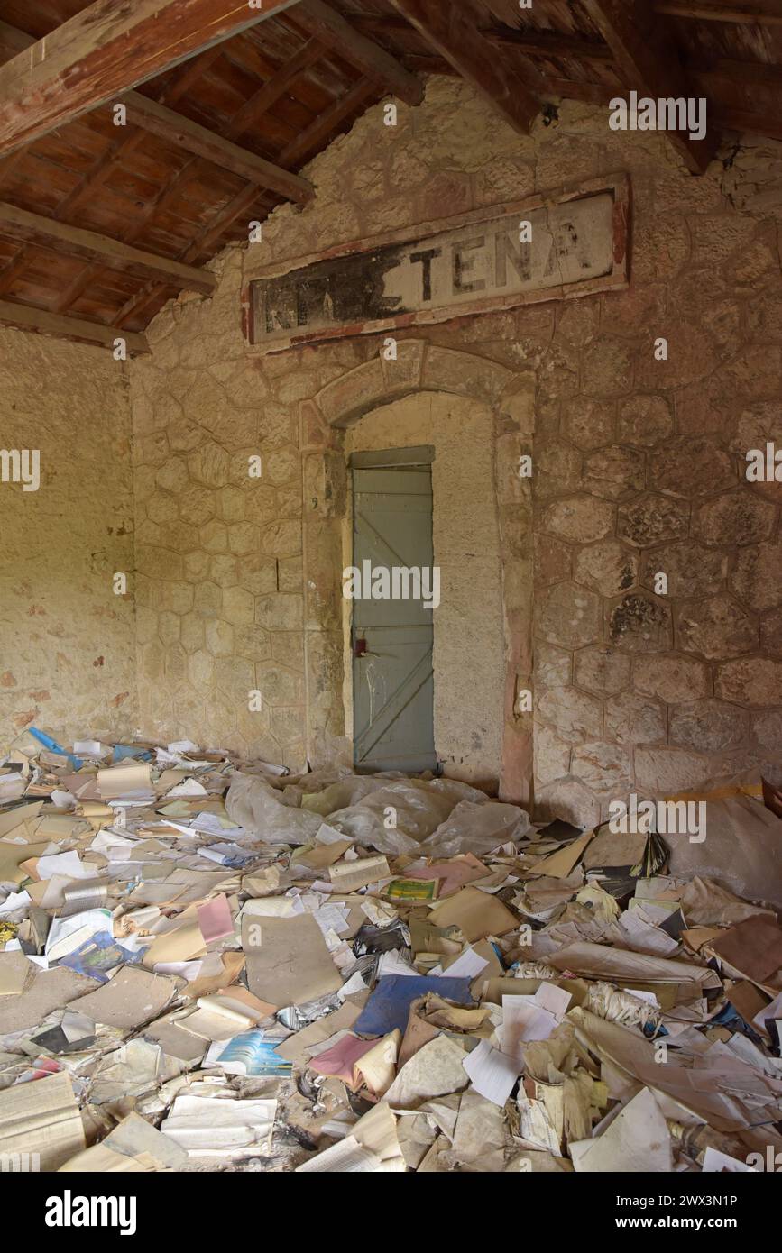 Papierhaufen und Akten auf dem Boden des stillgelegten Bahnhofs Krestena - Anemochori, Peloponnes, Griechenland, Mai 2023 Stockfoto
