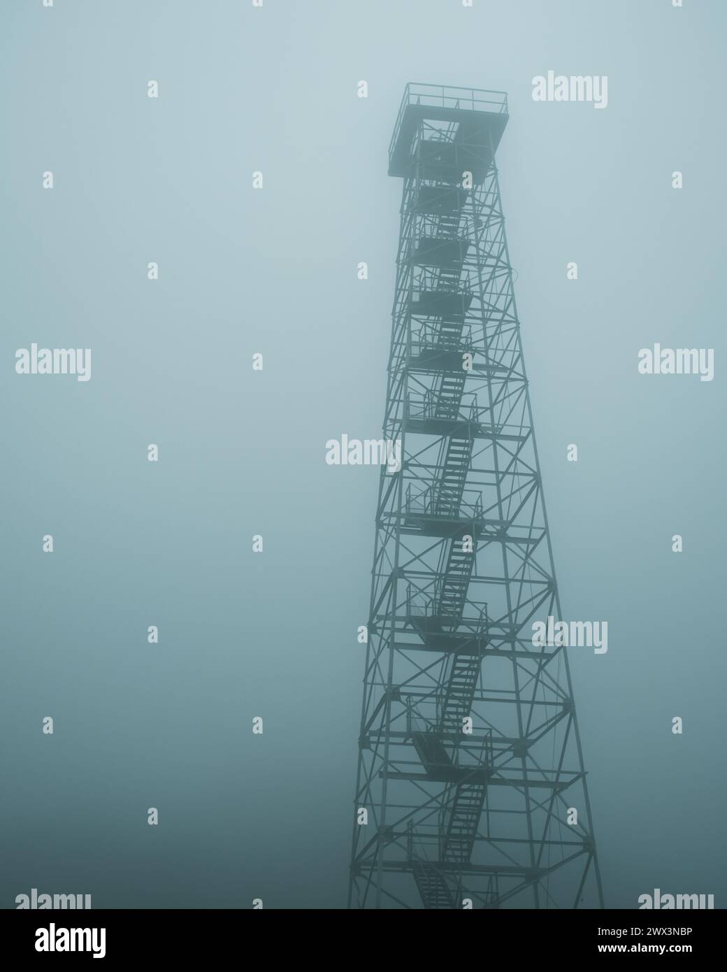 Big Walker Lookout Tower im Nebel, in der Nähe von Wytheville, Virginia Stockfoto