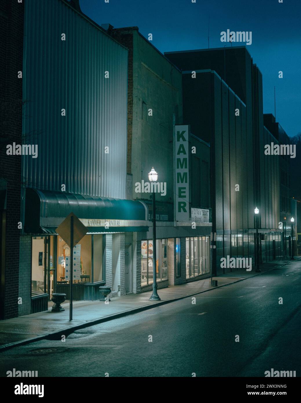 Kammer Furniture Vintage Schild in Night, Bluefield, West Virginia Stockfoto