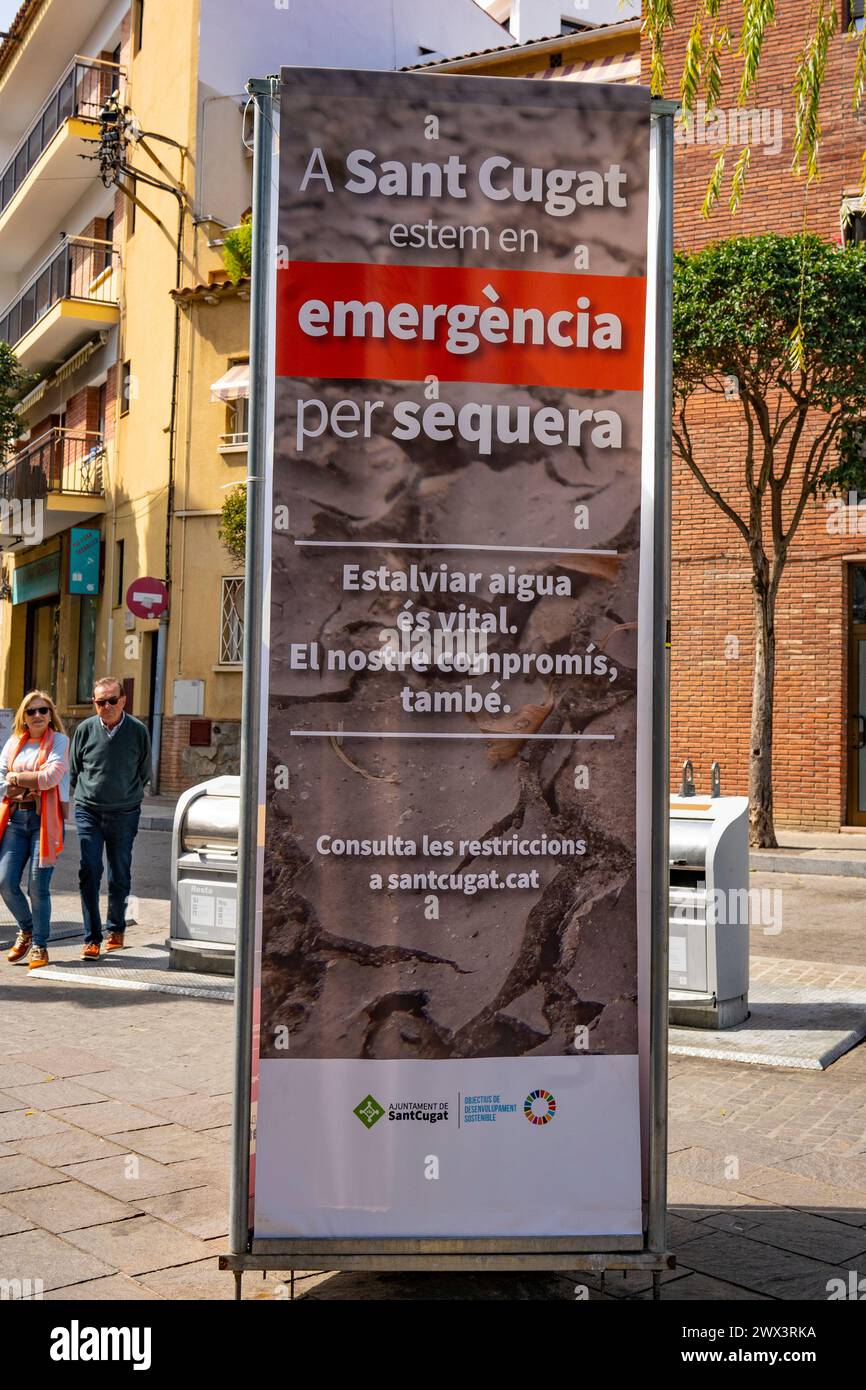 Melden Sie sich in Sant Cugat del Valles in Katalonien an und warnen Sie vor dem Notfall vor Wasserknappheit aufgrund anhaltender Dürre - und fehlendem Regen. Stockfoto