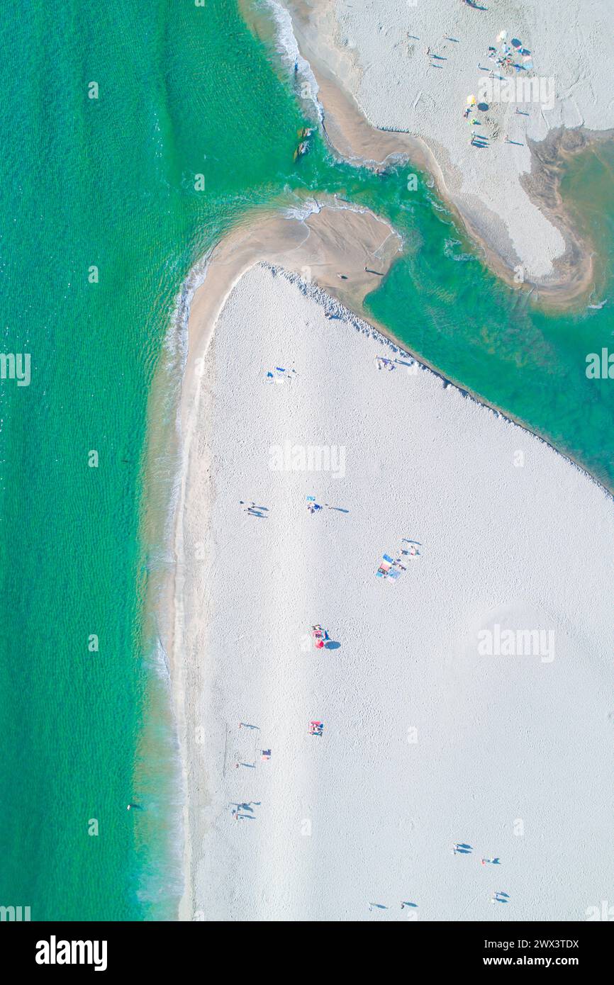 Die Drohne überblickt einen Strand, wo die Menschen den Sommer genießen Stockfoto