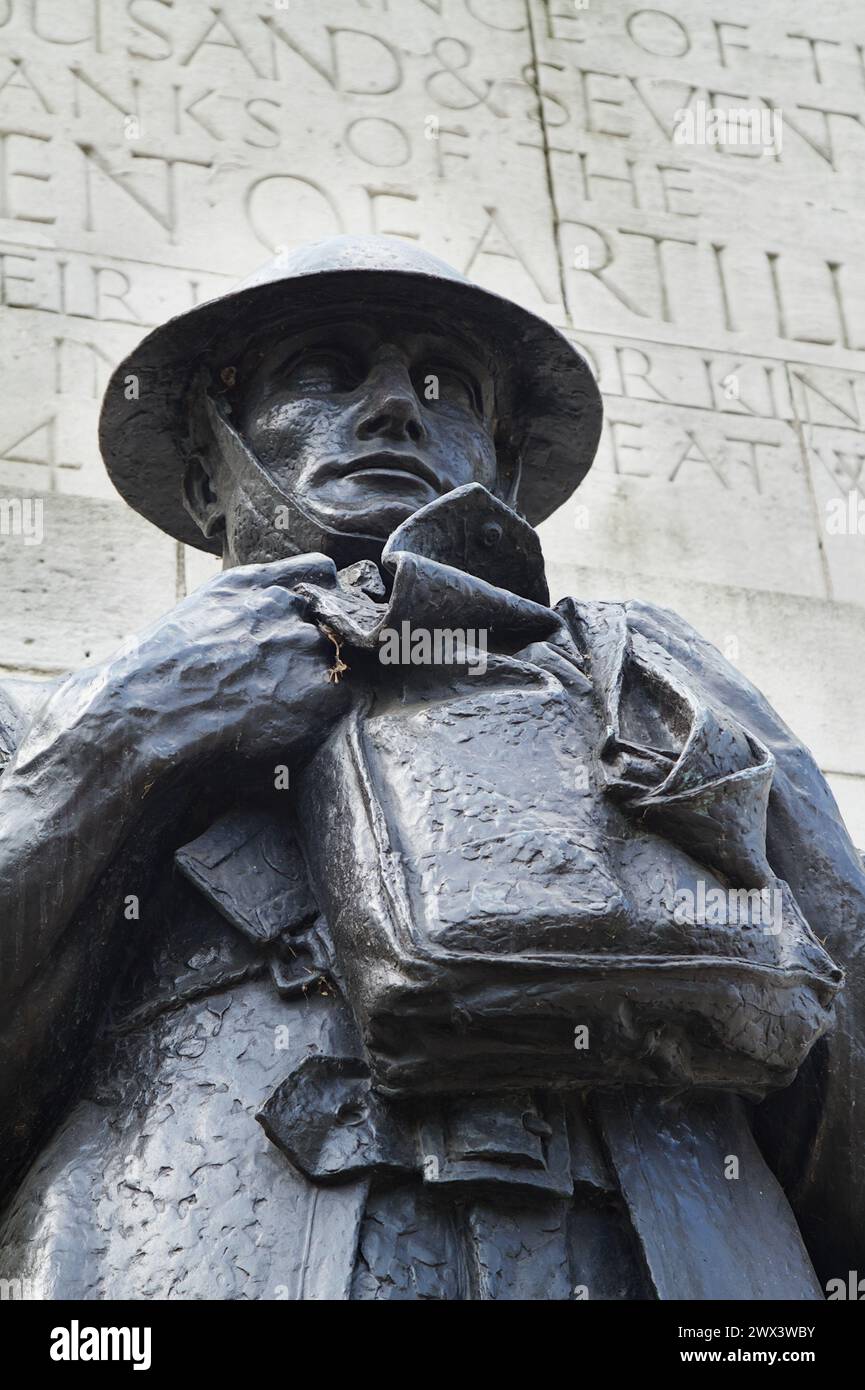 Blick auf den Kopf Einer Bronzestatue Eines Soldaten der Artillerie aus dem Ersten Weltkrieg, der Shell Paniers trägt, Teil des Royal Artillery Memorial, London Stockfoto