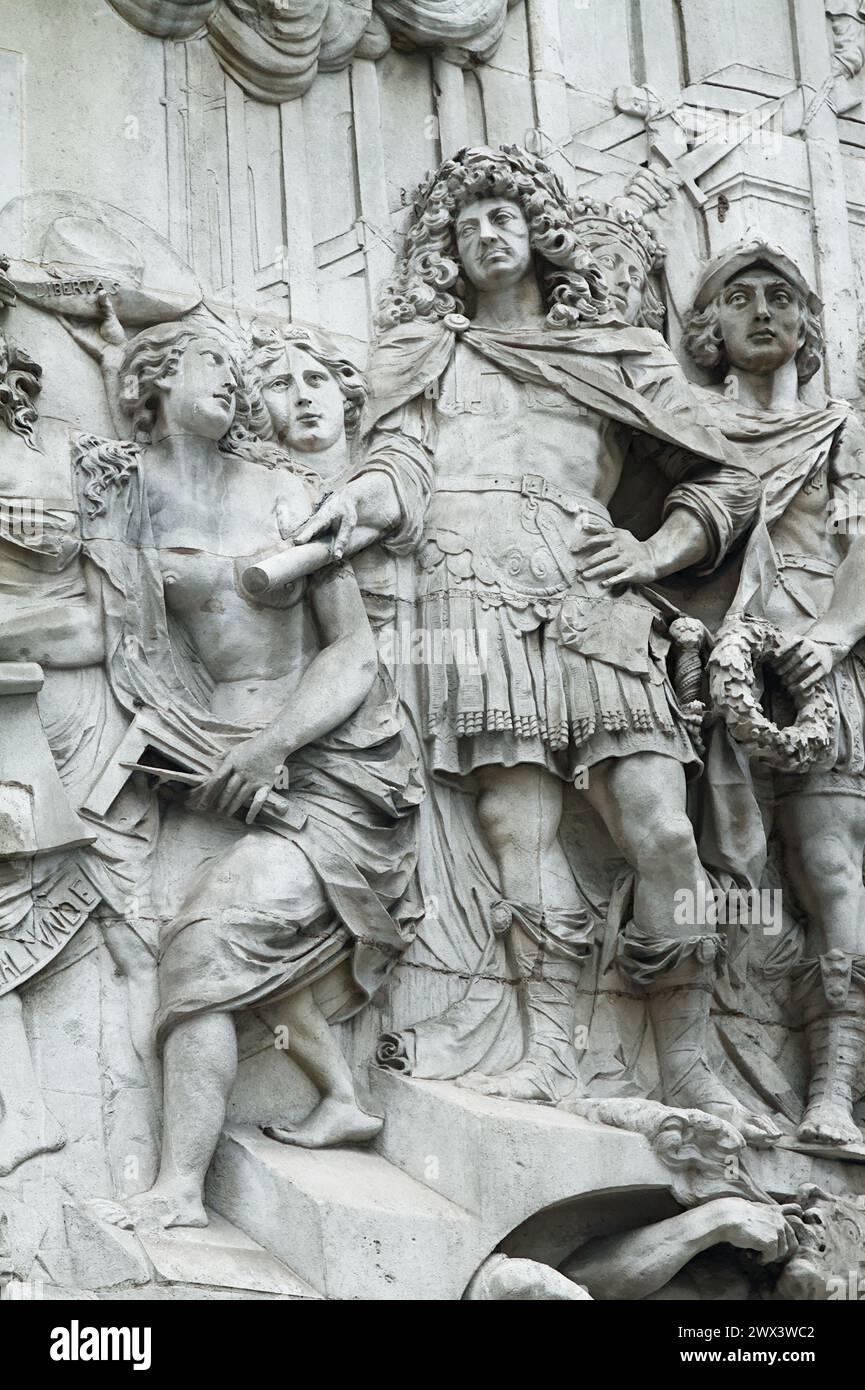 Abschnitt der Friesschnitzerei auf der Westtafel des Monuments Sockel, der König Karl II. Und die Rekonstruktion Londons nach der Gr. Zeigt Stockfoto