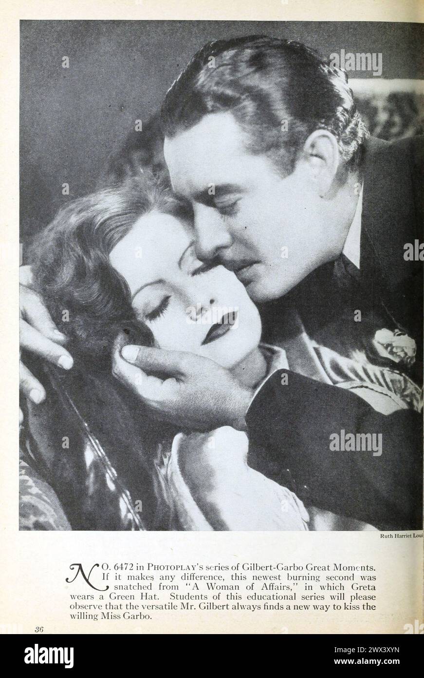 Foto von "A Woman of Affairs" mit John Gilbert, der Greta Garbo auf die Wange küsst. Filmfoto veröffentlicht im Photoplay Magazine, von der Fotografin Ruth Harriet Louise. Um 1928 Stockfoto