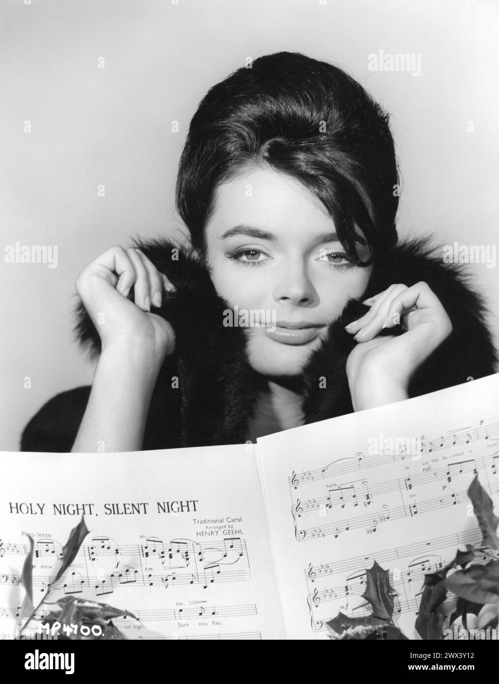 Frühe Publicity Portrait of Cult britische Horrordarstellerin BARBARA STEELE um 1959 zu Beginn ihrer Karriere. Bewerten Sie die Werbung für Filme. Stockfoto