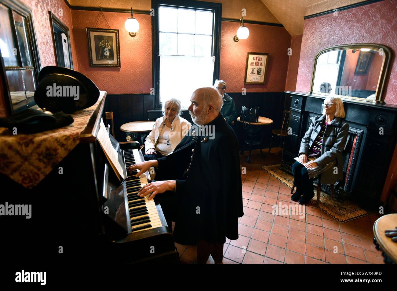 Pub zum Mitsingen. Der singende Polizist Guy Rowlands spielt und singt das alte Familienlied für Elaine Rye im Blists Hill Museum. FOTO VON DAVE BAGNALL Stockfoto