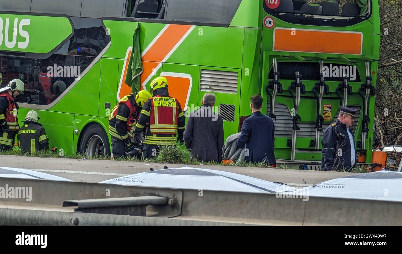 Heute Morgen kam es zu einem schweren Verkehrsunfall auf der Bundesautobahn 9. Ein Reisebus FlixBus, der mit über 50 Insassen besetzt auf dem Weg nach Zürich war, fuhr auf der Bundesautobahn 9 in Richtung München. Kurz vor dem Schkeuditzer Kreuz kam der Bus aus bislang unklarer Ursache nach rechts von der Fahrbahn ab und kippte in der angrenzenden Böschung zur Seite. Durch den Verkehrsunfall werden zahlreiche Insassen des Busses verletzt. Mehrere Personen erlagen ihren schwersten Verletzungen noch an der Unfallstelle. Etwa zwanzig Personen wurden verletzt und müssen zum Teil mit schweren Verl Stockfoto