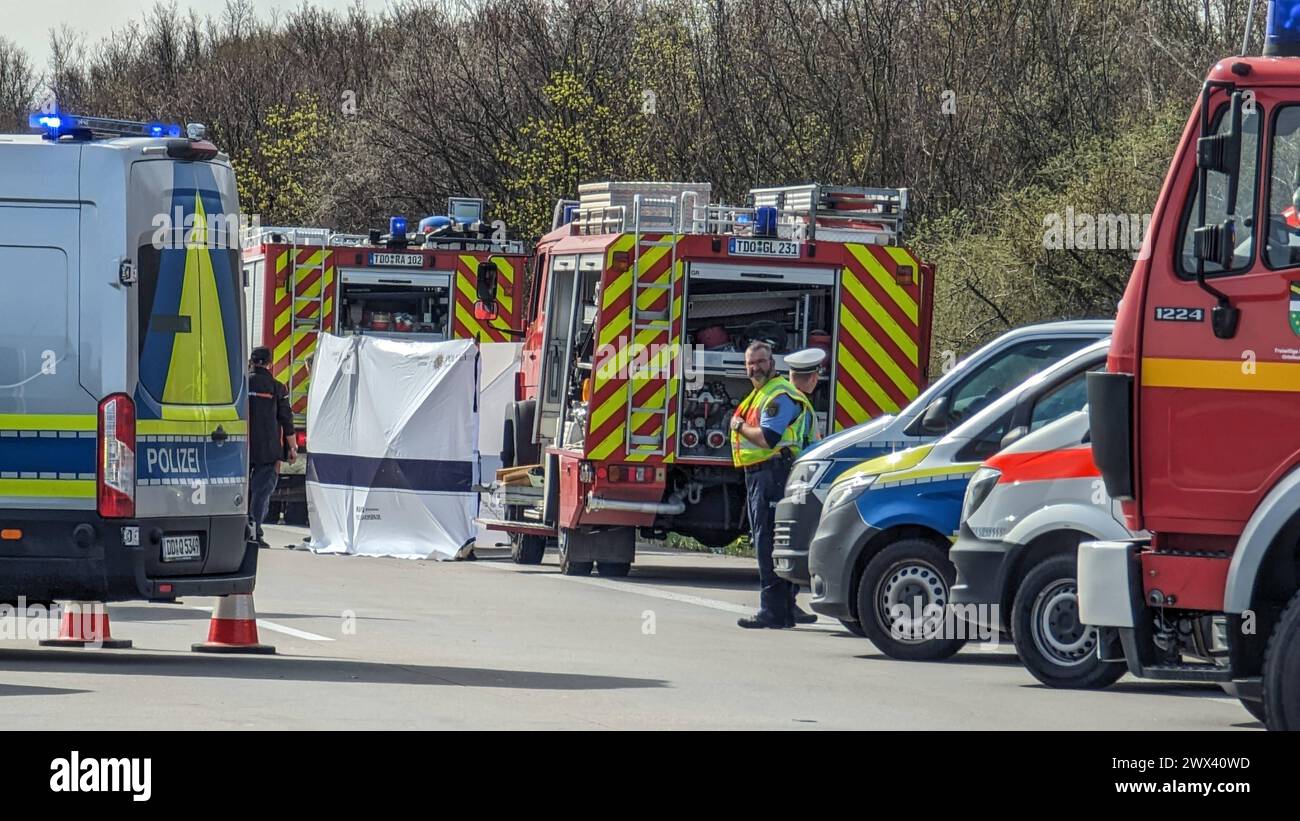 Heute Morgen kam es zu einem schweren Verkehrsunfall auf der Bundesautobahn 9. Ein Reisebus FlixBus, der mit über 50 Insassen besetzt auf dem Weg nach Zürich war, fuhr auf der Bundesautobahn 9 in Richtung München. Kurz vor dem Schkeuditzer Kreuz kam der Bus aus bislang unklarer Ursache nach rechts von der Fahrbahn ab und kippte in der angrenzenden Böschung zur Seite. Durch den Verkehrsunfall werden zahlreiche Insassen des Busses verletzt. Mehrere Personen erlagen ihren schwersten Verletzungen noch an der Unfallstelle. Etwa zwanzig Personen wurden verletzt und müssen zum Teil mit schweren Verl Stockfoto