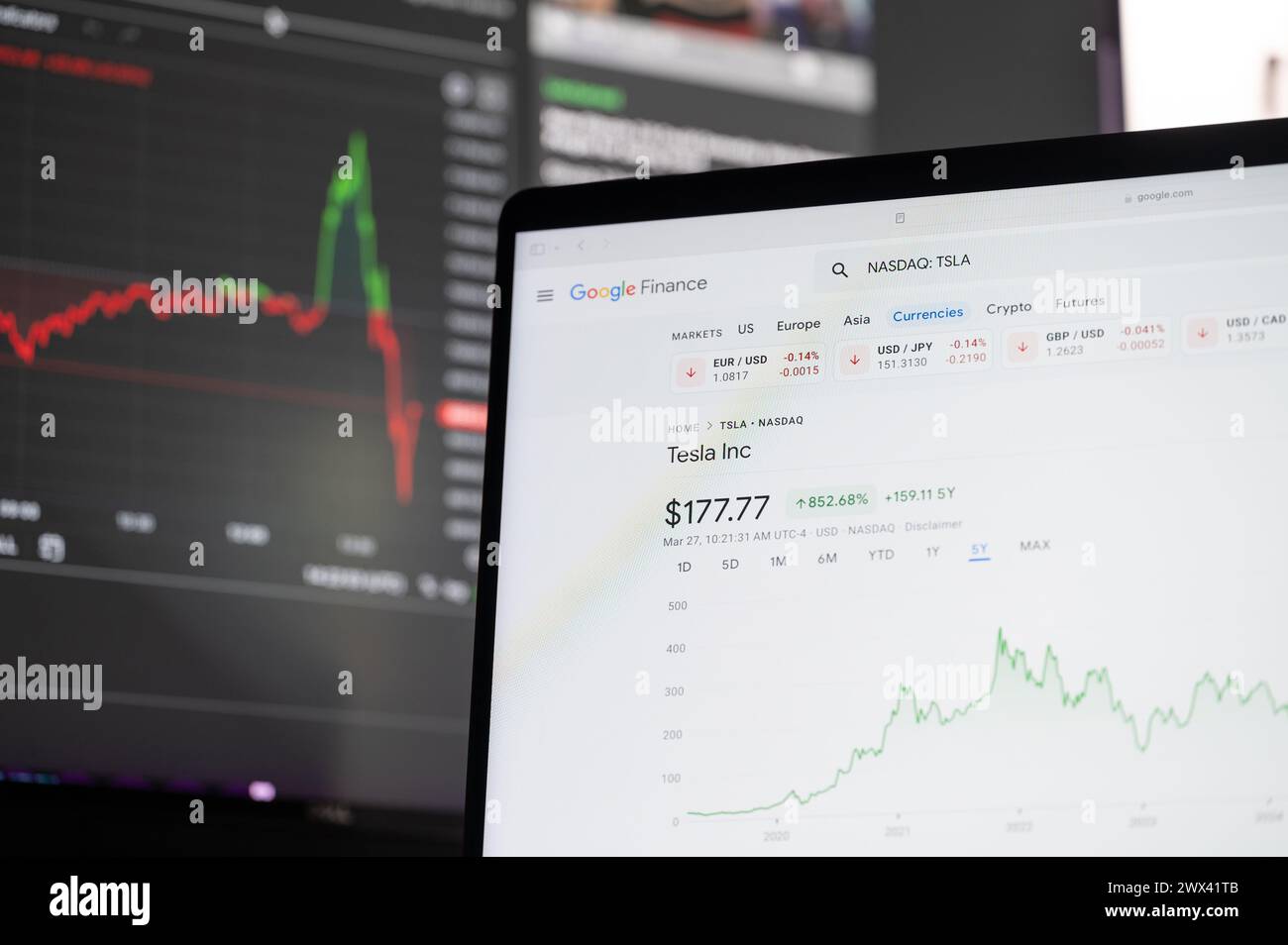 New York, USA - 27. März 2024: Tesla Aktienkurs bei google Finance im Online-Dienst für Laptopbildschirme Stockfoto