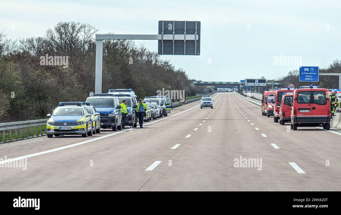 Heute Morgen kam es zu einem schweren Verkehrsunfall auf der Bundesautobahn 9. Ein Reisebus FlixBus, der mit über 50 Insassen besetzt auf dem Weg nach Zürich war, fuhr auf der Bundesautobahn 9 in Richtung München. Kurz vor dem Schkeuditzer Kreuz kam der Bus aus bislang unklarer Ursache nach rechts von der Fahrbahn ab und kippte in der angrenzenden Böschung zur Seite. Durch den Verkehrsunfall werden zahlreiche Insassen des Busses verletzt. Mehrere Personen erlagen ihren schwersten Verletzungen noch an der Unfallstelle. Etwa zwanzig Personen wurden verletzt und müssen zum Teil mit schweren Verl Stockfoto