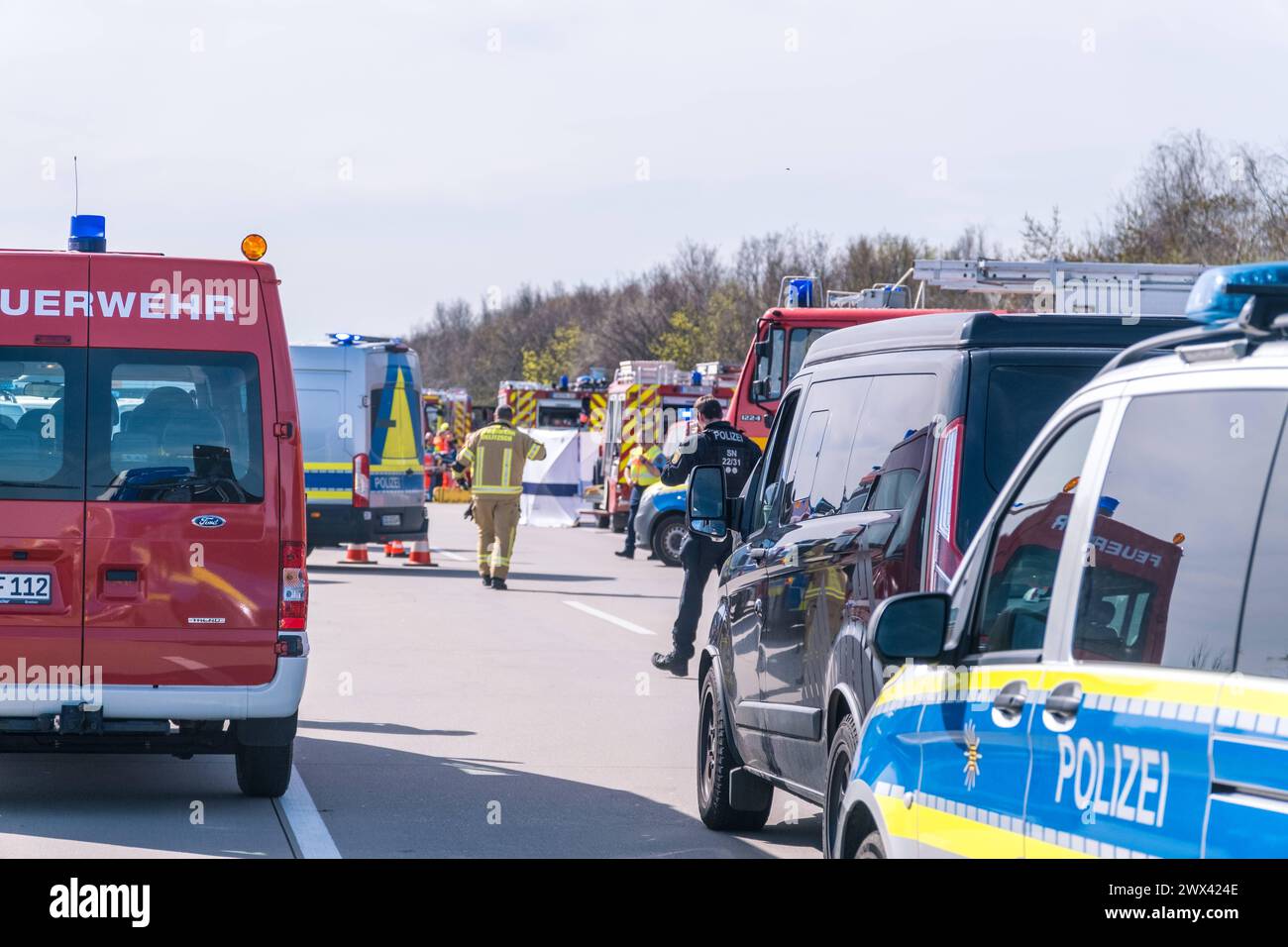 Heute Morgen kam es zu einem schweren Verkehrsunfall auf der Bundesautobahn 9. Ein Reisebus FlixBus, der mit über 50 Insassen besetzt auf dem Weg nach Zürich war, fuhr auf der Bundesautobahn 9 in Richtung München. Kurz vor dem Schkeuditzer Kreuz kam der Bus aus bislang unklarer Ursache nach rechts von der Fahrbahn ab und kippte in der angrenzenden Böschung zur Seite. Durch den Verkehrsunfall werden zahlreiche Insassen des Busses verletzt. Mehrere Personen erlagen ihren schwersten Verletzungen noch an der Unfallstelle. Etwa zwanzig Personen wurden verletzt und müssen zum Teil mit schweren Verl Stockfoto