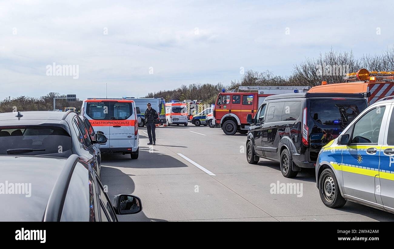 Heute Morgen kam es zu einem schweren Verkehrsunfall auf der Bundesautobahn 9. Ein Reisebus FlixBus, der mit über 50 Insassen besetzt auf dem Weg nach Zürich war, fuhr auf der Bundesautobahn 9 in Richtung München. Kurz vor dem Schkeuditzer Kreuz kam der Bus aus bislang unklarer Ursache nach rechts von der Fahrbahn ab und kippte in der angrenzenden Böschung zur Seite. Durch den Verkehrsunfall werden zahlreiche Insassen des Busses verletzt. Mehrere Personen erlagen ihren schwersten Verletzungen noch an der Unfallstelle. Etwa zwanzig Personen wurden verletzt und müssen zum Teil mit schweren Verl Stockfoto