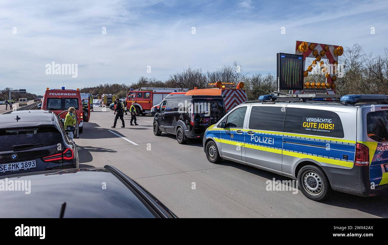 Heute Morgen kam es zu einem schweren Verkehrsunfall auf der Bundesautobahn 9. Ein Reisebus FlixBus, der mit über 50 Insassen besetzt auf dem Weg nach Zürich war, fuhr auf der Bundesautobahn 9 in Richtung München. Kurz vor dem Schkeuditzer Kreuz kam der Bus aus bislang unklarer Ursache nach rechts von der Fahrbahn ab und kippte in der angrenzenden Böschung zur Seite. Durch den Verkehrsunfall werden zahlreiche Insassen des Busses verletzt. Mehrere Personen erlagen ihren schwersten Verletzungen noch an der Unfallstelle. Etwa zwanzig Personen wurden verletzt und müssen zum Teil mit schweren Verl Stockfoto