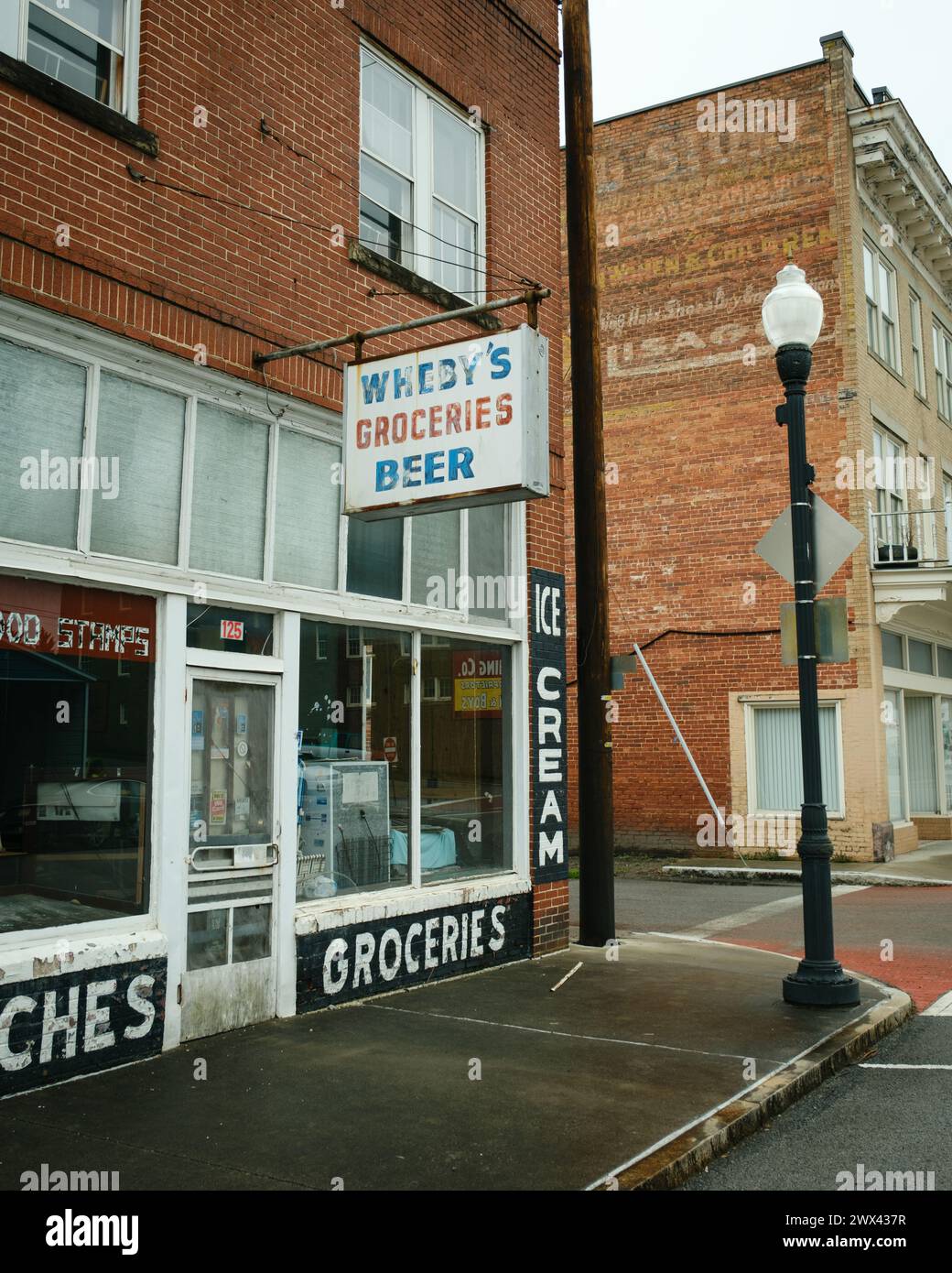 Whebys Grocery & Beer Vintage-Schild in Princeton, West Virginia Stockfoto
