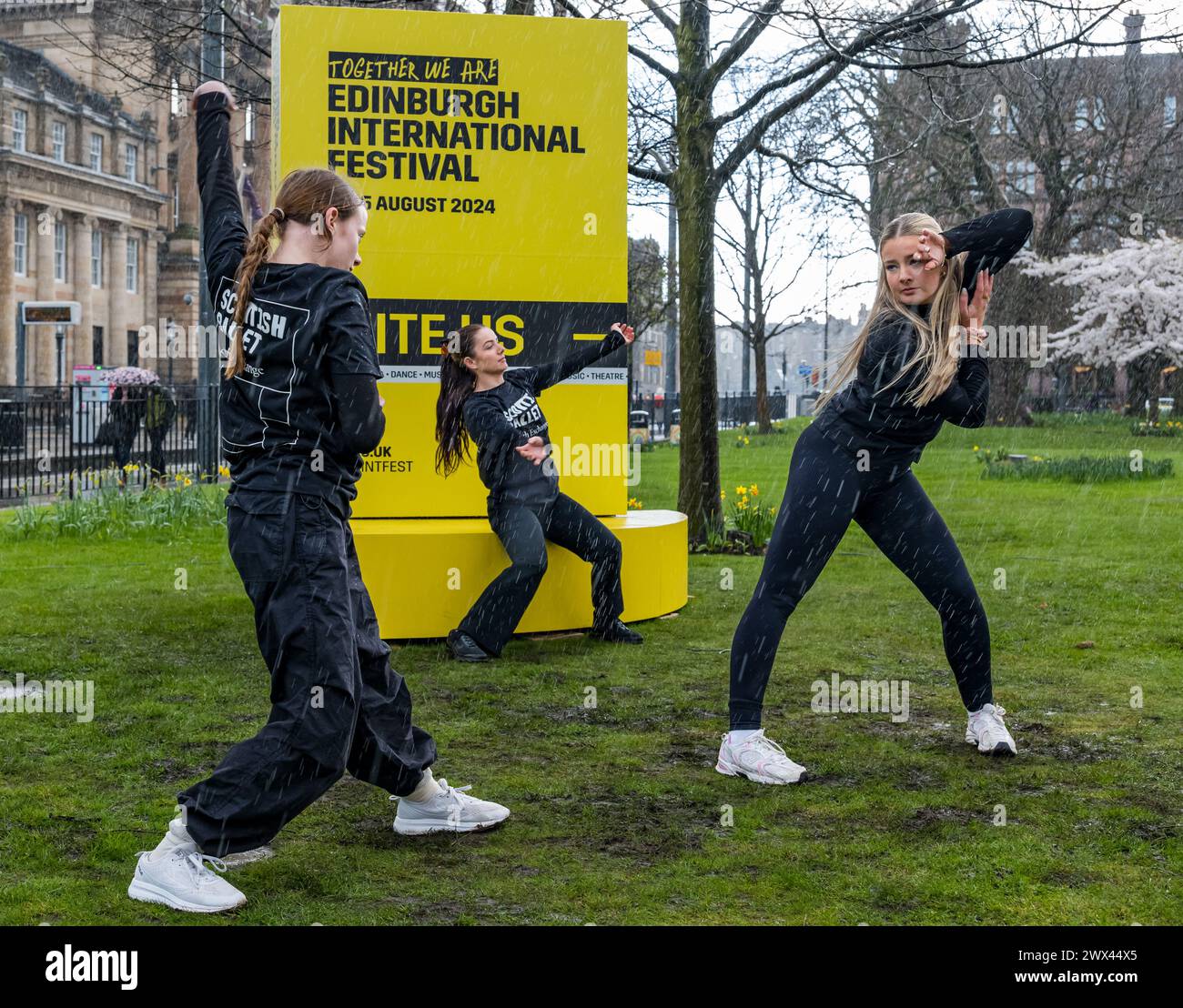 Junge Tänzer des Scottish Ballet Youth Exchange Dancing in Rain, um das Edinburgh International Festival am St Andrew Square in Edinburgh, Schottland, Großbritannien zu eröffnen Stockfoto