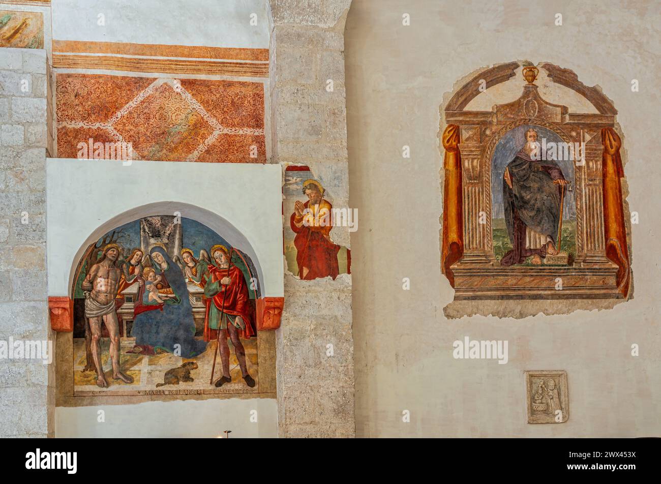 Die Ädikule aus dem 16. Jahrhundert mit dem Fresko der Madonna thront mit Kind in der Kirche San Silvestro. L'Aquila, Abruzzen, Italien, Europa Stockfoto