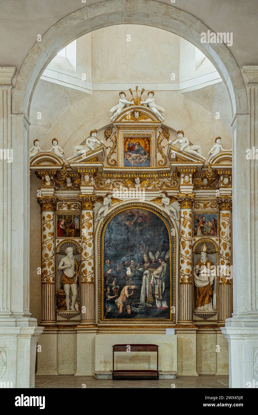 Barocker Altar mit der Leinwand, die die Taufe Konstantins von Baccio Ciarpi in der Kirche San Silvestro darstellt. L'Aquila, Abruzzen, Italien, Stockfoto