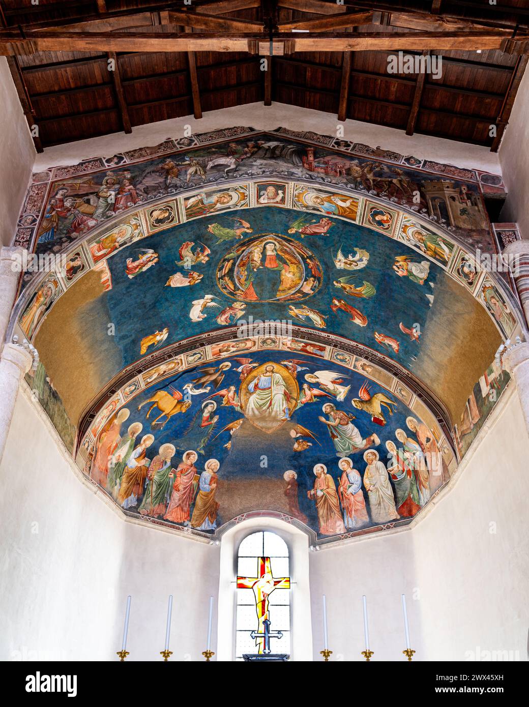 Mittelalterliche Fresken, die die Majestät Christi, die Madonna und das Kind und die Anbetung der Könige darstellen. Kirche San Silvestro, L'Aquila, Italien Stockfoto