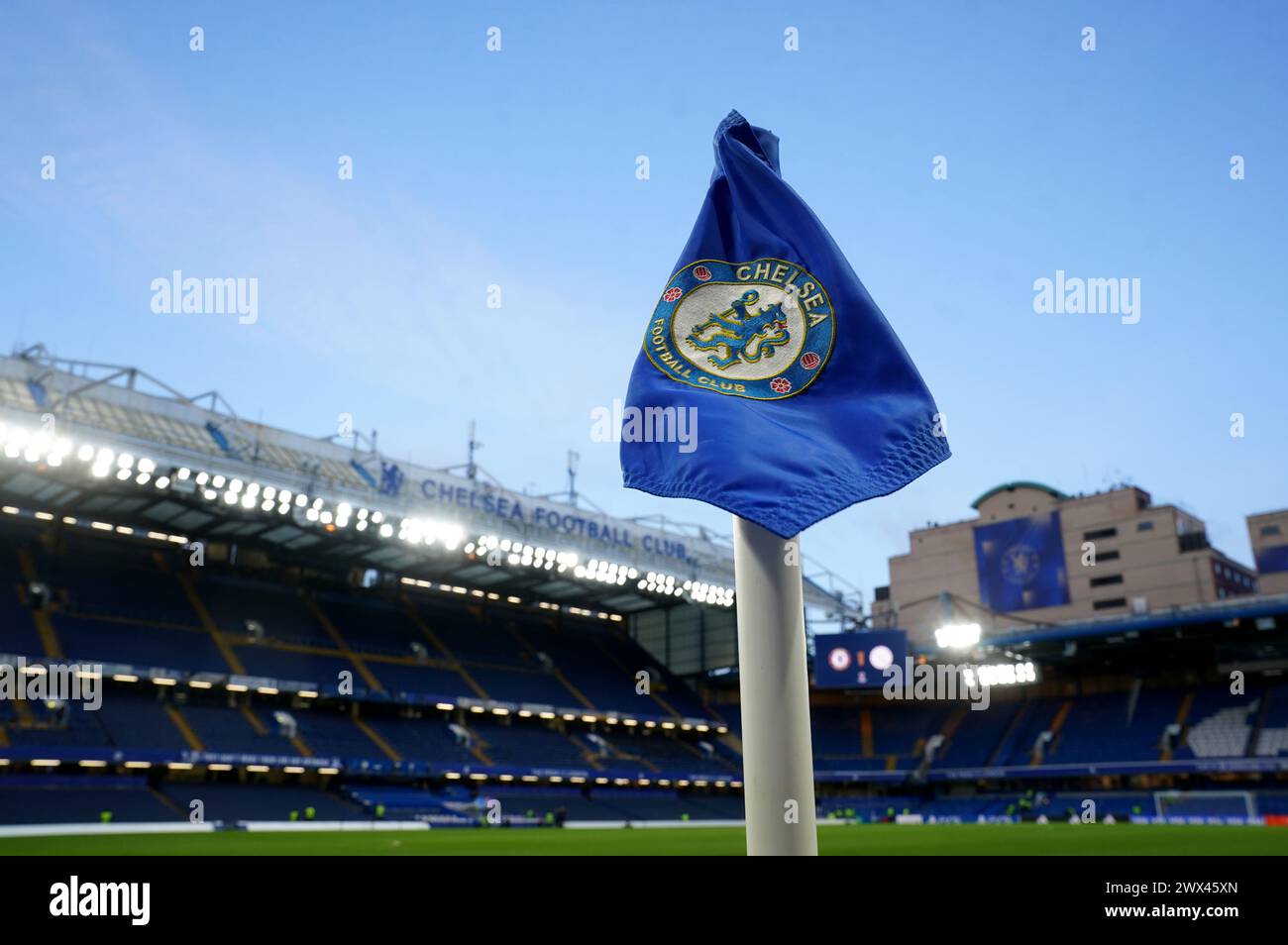 Eine allgemeine Ansicht der Eckflagge vor dem Viertelfinale der UEFA Women's Champions League in Stamford Bridge, London. Bilddatum: Mittwoch, 27. März 2024. Stockfoto