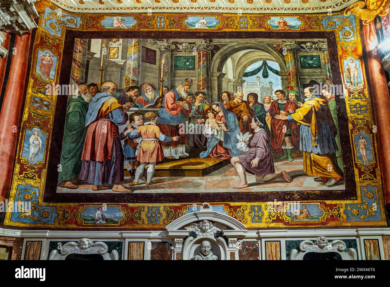 Die Branconio-Kapelle mit Fresken und der Leinwand, die die Darstellung von Jesus und Maria in der Kirche San Silvestro darstellt. L'Aquila, Abruzzen Stockfoto