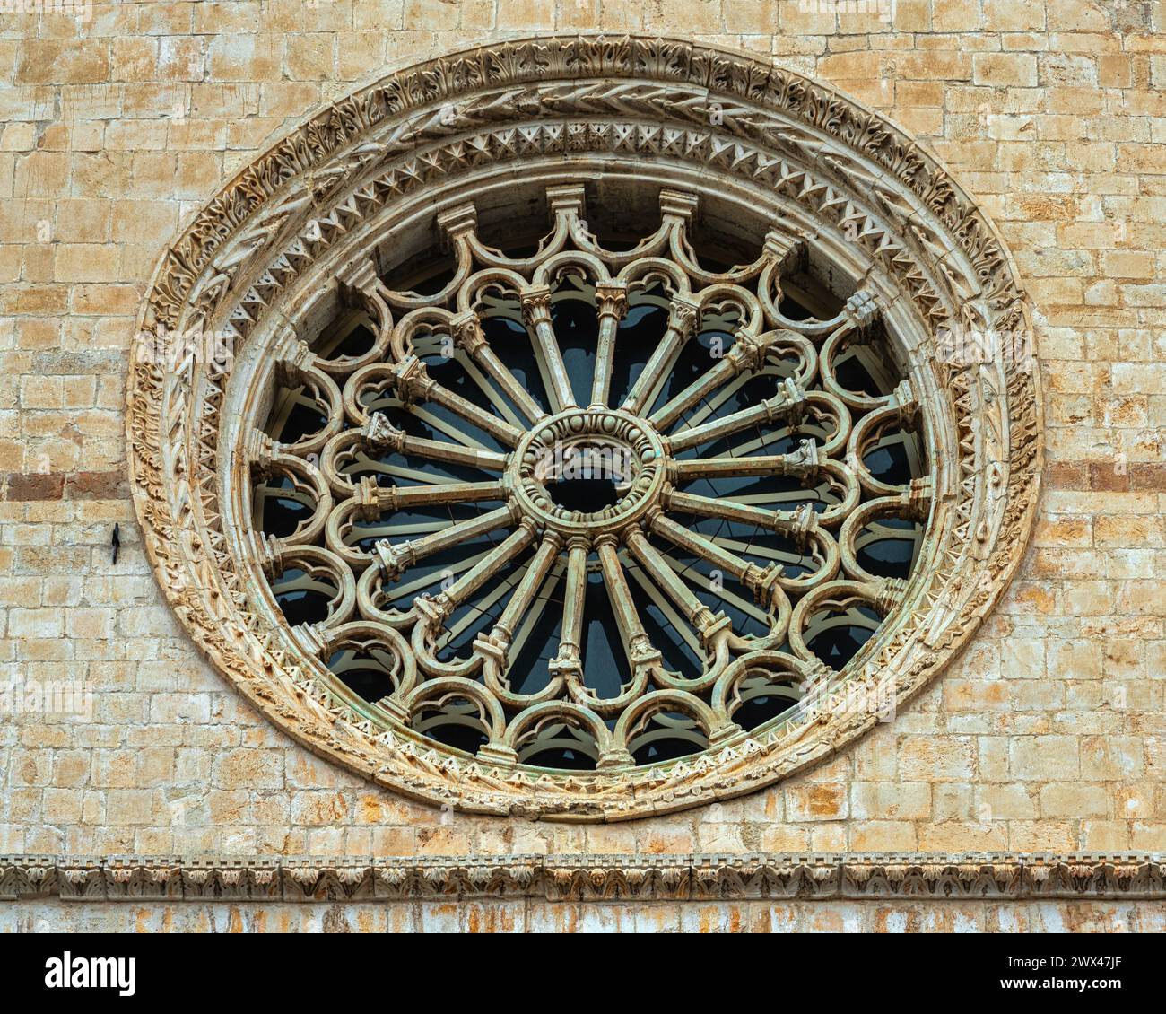 Das große Rosenfenster wurde im 14. Jahrhundert im romanischen Stil mit gotischen Einflüssen der Kirche San Silvestro in L'Aquila erbaut. Abruzzen Stockfoto