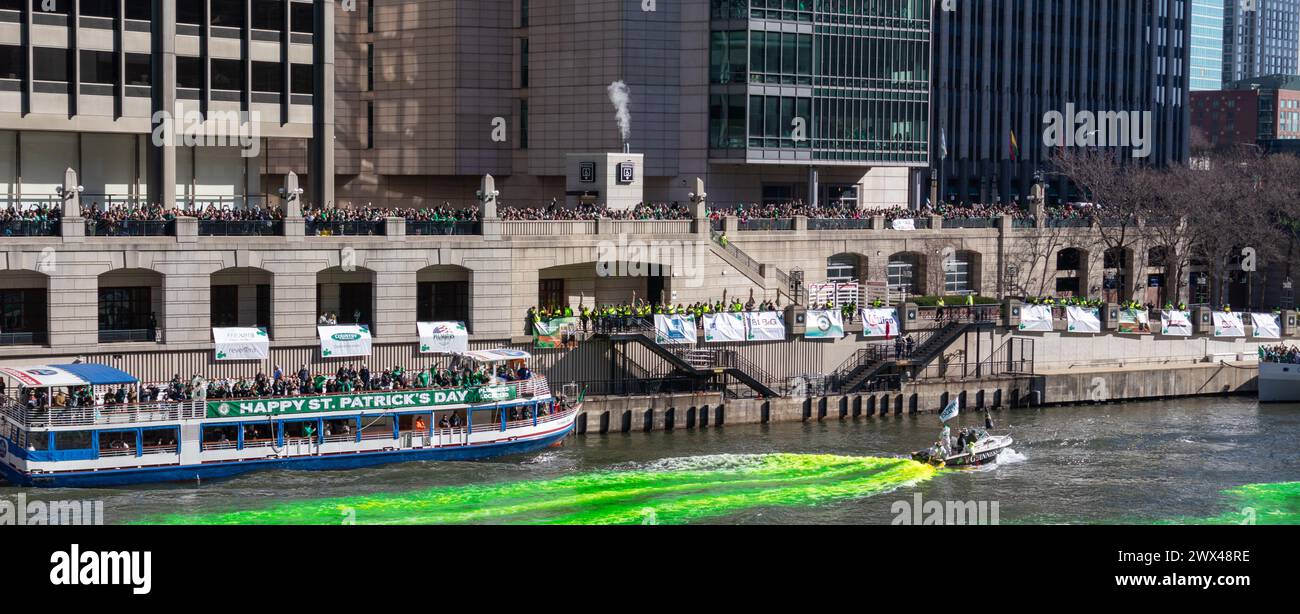 Der Chicago River wird zum St. Patrick's Day in Chicago Illinois USA grün gefärbt Stockfoto