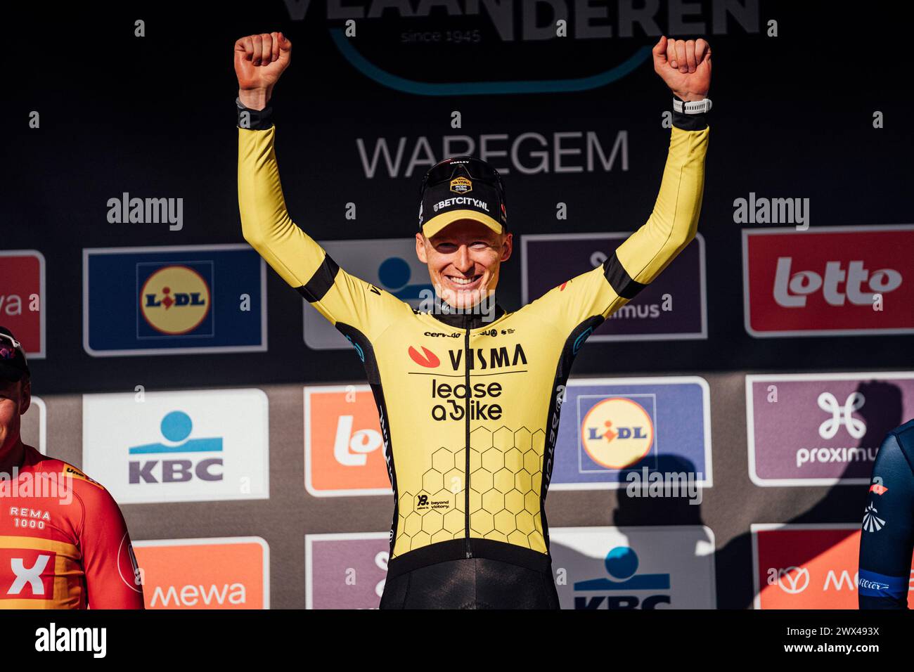 Waregem, Belgien. März 2024. Bild von Zac Williams/SWpix.com - 27/03/2024 - Radfahren - 2024 Dwars Door Vlaanderen - Matteo Jorgensen, Visma Lease a Bike, gewinnt Dwars Door Vlaanderen 2024, Jonas Abrahamsen, UNO-X Pro Cycling Team 2., Stefan Kung, Groupama FDJ, 3 Quelle: SWpix/Alamy Live News Stockfoto