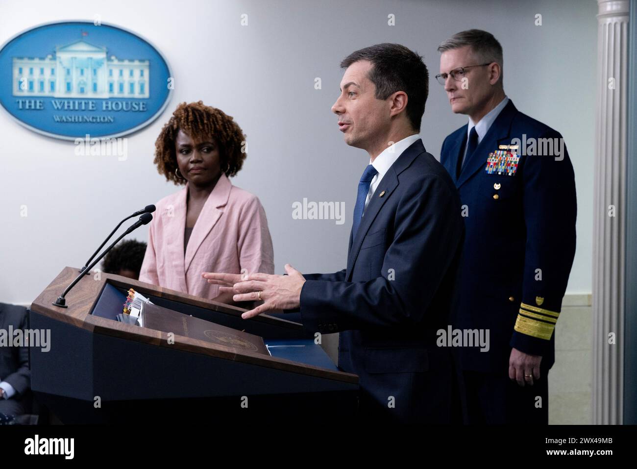 US-Verkehrsminister Pete Buttigieg (C) Stellvertretender Kommandant für Operationen der Küstenwache der Vereinigten Staaten, Vizeadmiral Peter Gautier (R) und Pressesekretärin des Weißen Hauses Karine Jean-Pierre (L) nehmen an einer Pressekonferenz im James Brady Press Briefing Room des Weißen Hauses in Washington, DC, Teil. am Mittwoch, den 27. März, 2024. die Teilnehmer erörterten den Zusammenbruch der Francis Scott Key Memorial Bridge, die sechs mutmaßliche Tote zurückließ, nachdem ein Frachtschiff die Brücke anschlug und am frühen 26. März zerstörte. Foto: Michael Reynolds/UPI Stockfoto