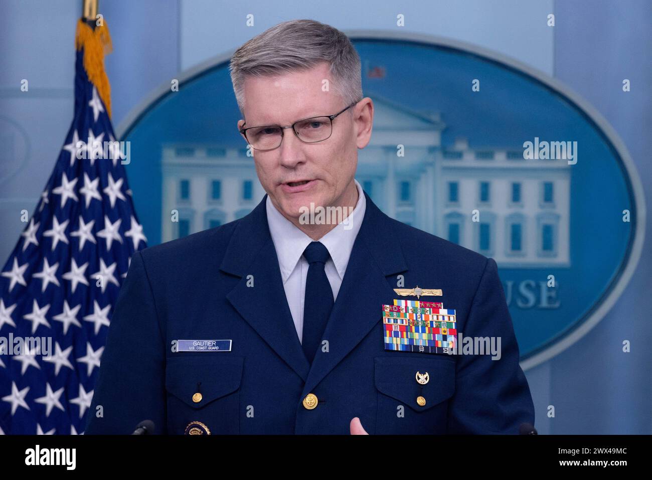 Stellvertretender Kommandant für Operationen der US-Küstenwache, Vizeadmiral Peter Gautier, nimmt am Mittwoch, den 27. März, im James Brady Press Briefing Room des Weißen Hauses in Washington, DC, an einer Pressekonferenz Teil. 2024. US-Verkehrsminister Pete Buttigieg und Stellvertretender Kommandant für Operationen der Küstenwache der Vereinigten Staaten, Vizeadmiral Peter Gautier, nahmen an der Pressekonferenz Teil, um den Zusammenbruch der Francis Scott Key Memorial Bridge zu erörtern. was sechs mutmaßliche Tote hinterließ, nachdem ein Frachtschiff die Brücke getroffen und am 26. März zerstört hatte. Foto von Stockfoto