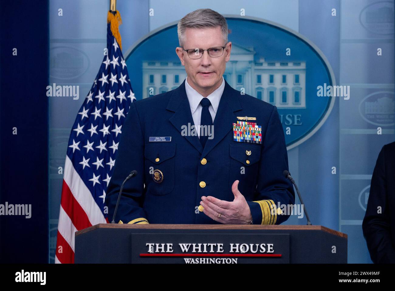 Stellvertretender Kommandant für Operationen der US-Küstenwache, Vizeadmiral Peter Gautier, nimmt am Mittwoch, den 27. März, im James Brady Press Briefing Room des Weißen Hauses in Washington, DC, an einer Pressekonferenz Teil. 2024. US-Verkehrsminister Pete Buttigieg und Stellvertretender Kommandant für Operationen der Küstenwache der Vereinigten Staaten, Vizeadmiral Peter Gautier, nahmen an der Pressekonferenz Teil, um den Zusammenbruch der Francis Scott Key Memorial Bridge zu erörtern. was sechs mutmaßliche Tote hinterließ, nachdem ein Frachtschiff die Brücke getroffen und am 26. März zerstört hatte. Foto von Stockfoto
