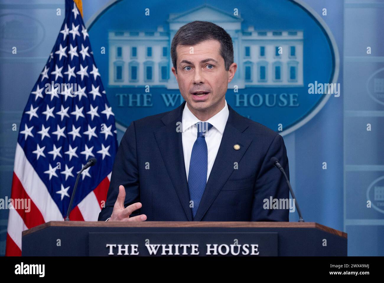 US-Verkehrsminister Pete Buttigieg nimmt am Mittwoch, den 27. März, an einer Pressekonferenz im James Brady Press Briefing Room des Weißen Hauses in Washington, DC, Teil. 2024. US-Verkehrsminister Pete Buttigieg und Stellvertretender Kommandant für Operationen der Küstenwache der Vereinigten Staaten, Vizeadmiral Peter Gautier, nahmen an der Pressekonferenz Teil, um den Zusammenbruch der Francis Scott Key Memorial Bridge zu erörtern. was sechs mutmaßliche Tote hinterließ, nachdem ein Frachtschiff die Brücke getroffen und am 26. März zerstört hatte. Foto: Michael Reynolds/UPI Stockfoto