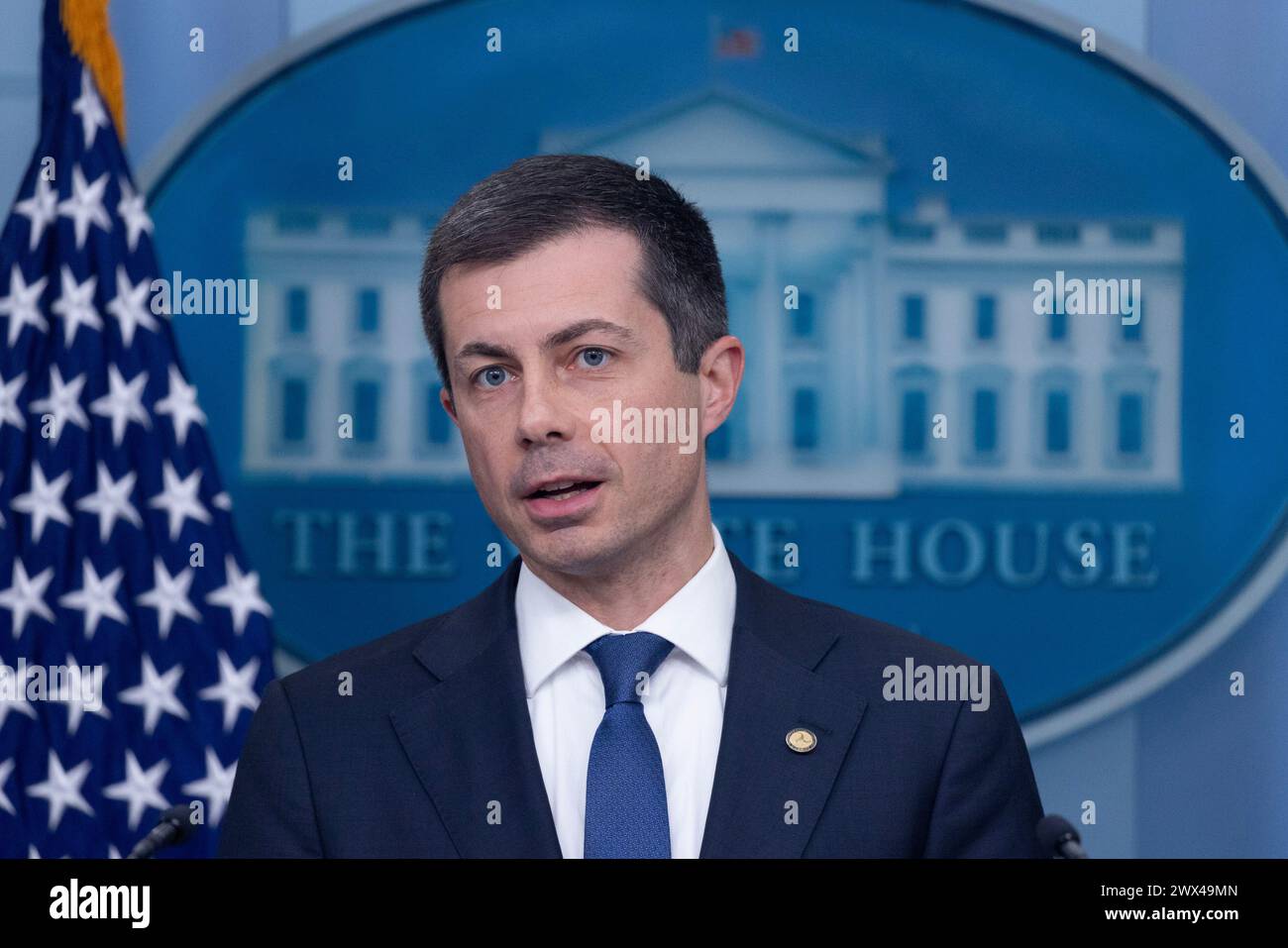 US-Verkehrsminister Pete Buttigieg nimmt am Mittwoch, den 27. März, an einer Pressekonferenz im James Brady Press Briefing Room des Weißen Hauses in Washington, DC, Teil. 2024. US-Verkehrsminister Pete Buttigieg und Stellvertretender Kommandant für Operationen der Küstenwache der Vereinigten Staaten, Vizeadmiral Peter Gautier, nahmen an der Pressekonferenz Teil, um den Zusammenbruch der Francis Scott Key Memorial Bridge zu erörtern. was sechs mutmaßliche Tote hinterließ, nachdem ein Frachtschiff die Brücke getroffen und am 26. März zerstört hatte. Foto: Michael Reynolds/UPI Stockfoto