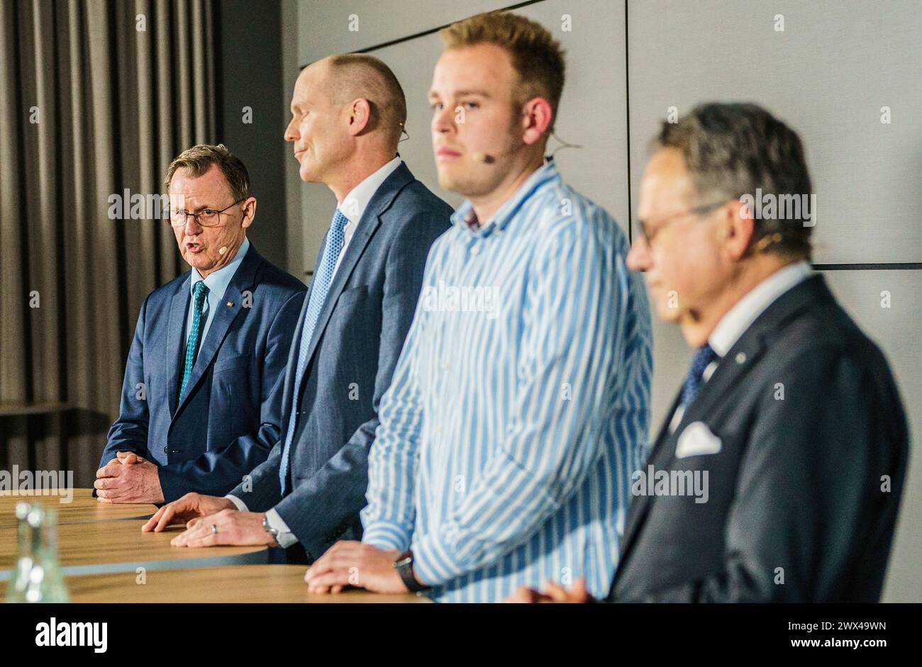 27. März 2024, Hessen, Frankfurt/Main: Bodo Ramelow (l-r), thüringischer Ministerpräsident und ehemaliger Leiter der Bundesagentur für Arbeit, Marvin Reschinsky, gewerkschaftssekretär und Arbeitnehmervertreter Verdi, Michael Niggemann, Mitglied des Vorstands der Deutschen Lufthansa AG und Frank-Jürgen Weise, ehemaliger Vorstandsvorsitzender der Bundesagentur für Arbeit, vor Journalisten Stellung nehmen und zur Beilegung des Lohnstreits für Lufthansa Bodenpersonal Stellung. Nach erfolgreicher Vermittlung haben sich Lufthansa und die gewerkschaft Verdi auf die Hauptmerkmale von A geeinigt Stockfoto