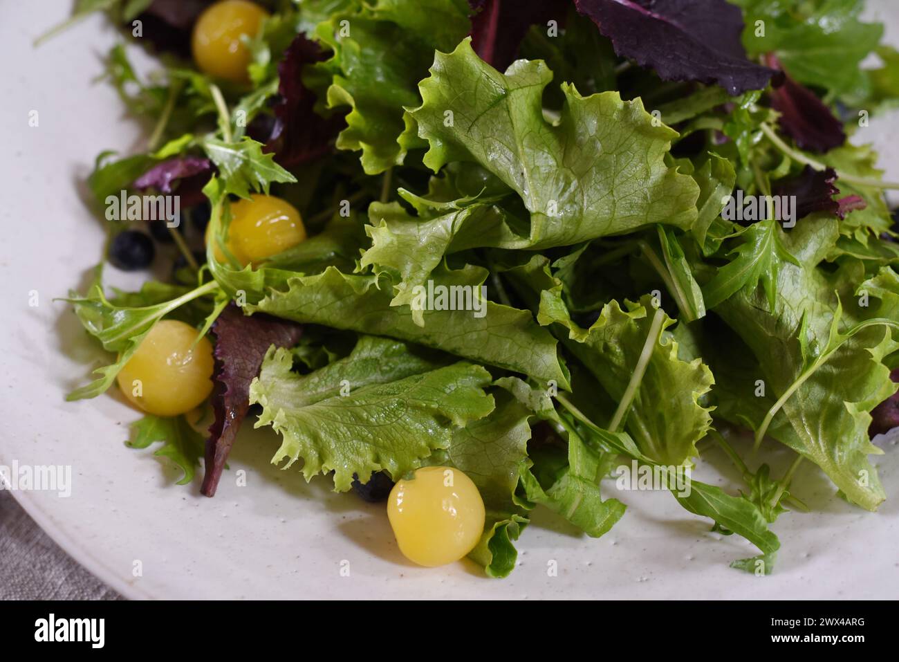 Ein Gartengemüse-Salat mit gelben Kirschtomaten Stockfoto