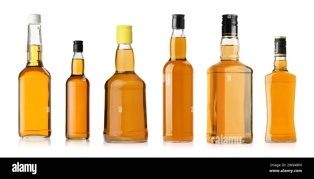 Viele Flaschen Whiskey isoliert auf weiß, Set Stockfoto