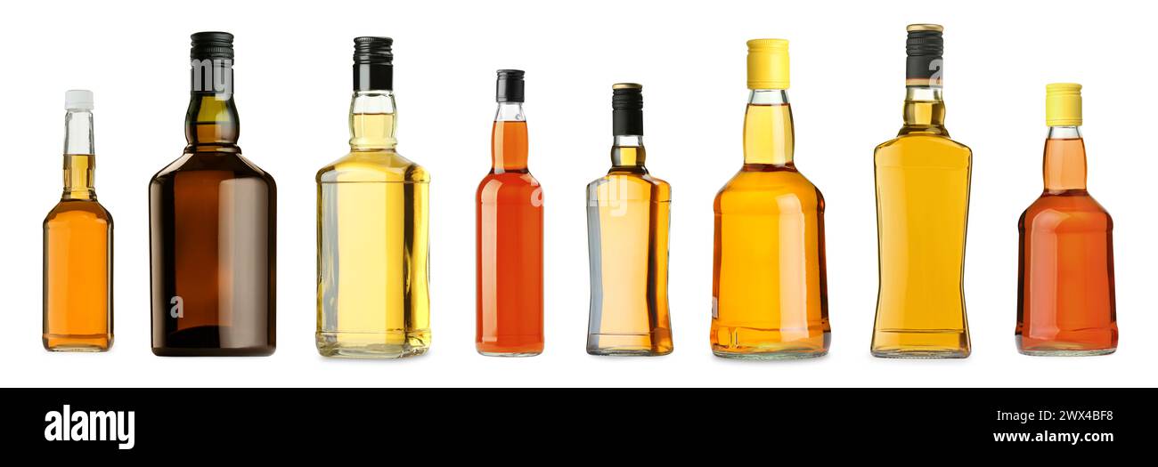 Viele Flaschen Whiskey isoliert auf weiß, Set Stockfoto