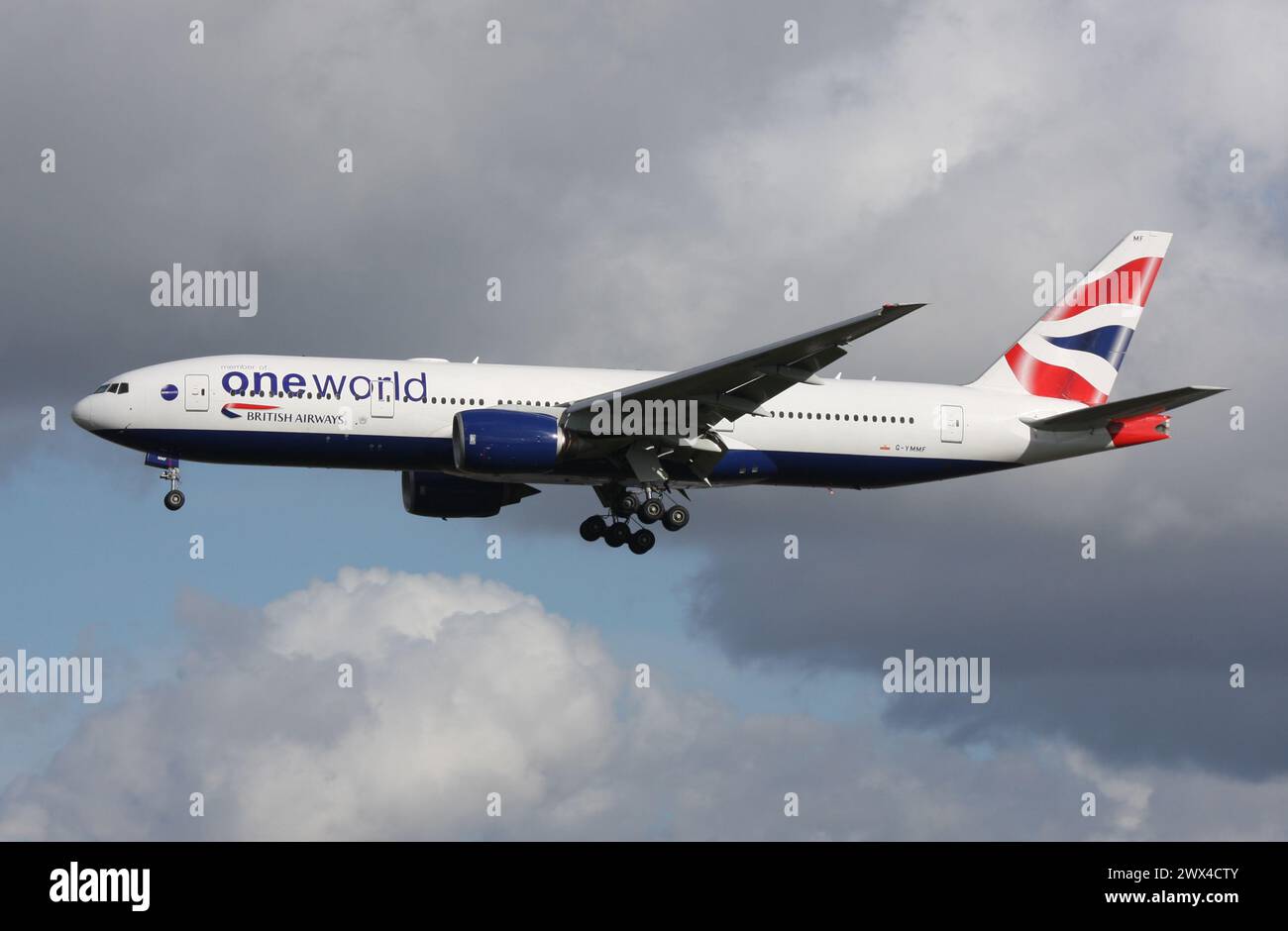 Eine Boeing 777-200 von British Airways mit Sondertiteln für die oneworld Alliance Stockfoto