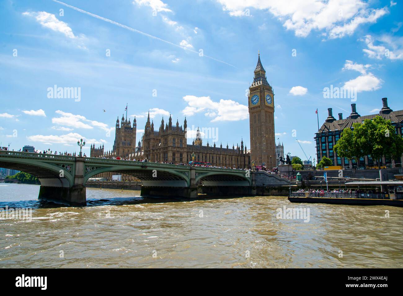 Big Ben und die Houses of Parliament erstrahlen unter dem blauen Himmel Londons Stockfoto