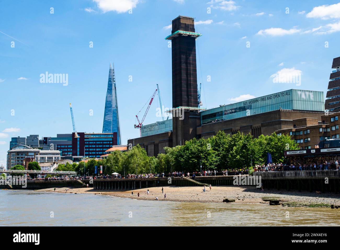 Londons pulsierende Skyline zeigt eine Mischung aus Tradition und Moderne, mit dem Shard über der Tate Modern Stockfoto