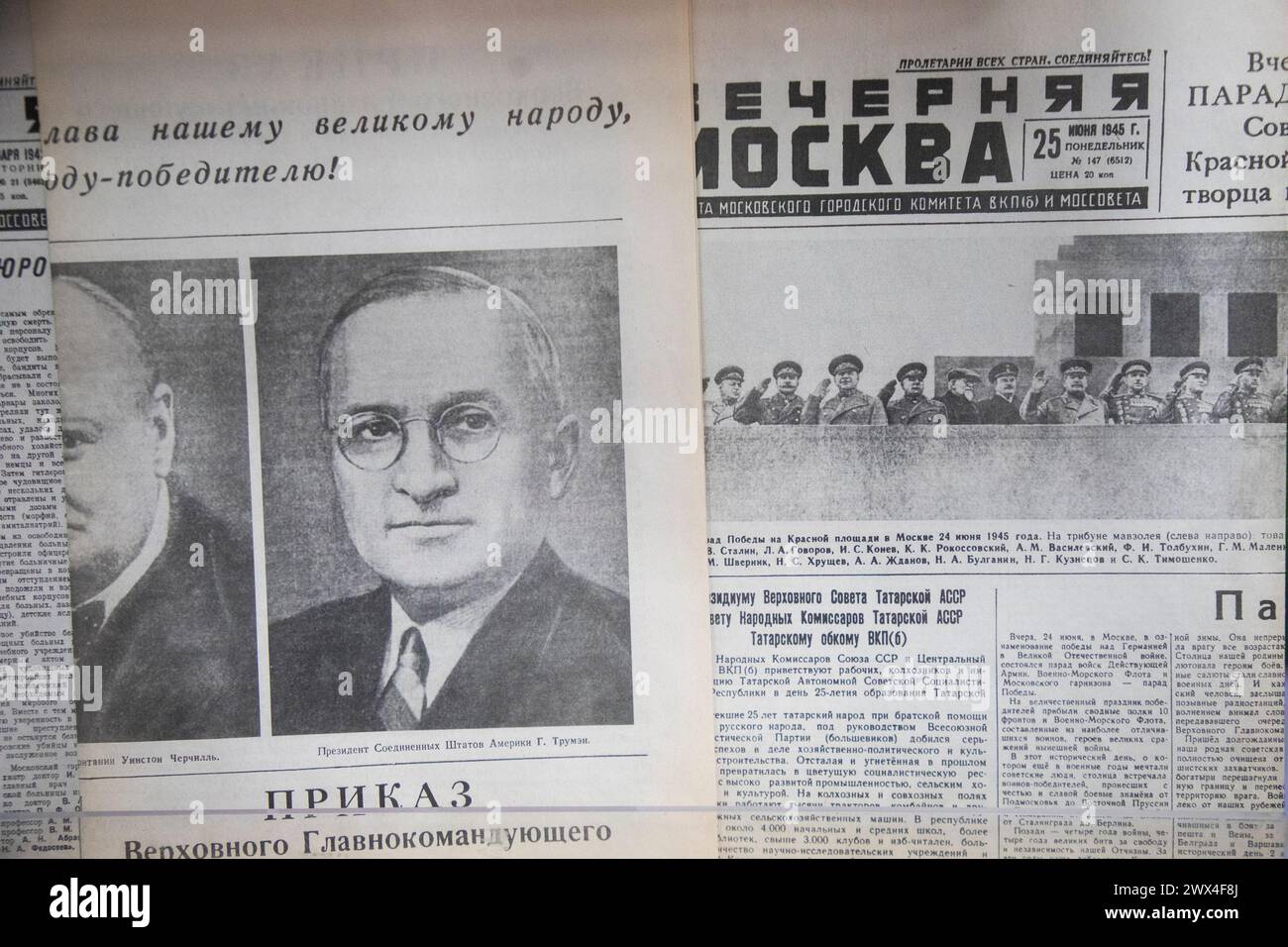 Nahaufnahme der Titelseiten der Zeitung Vechernaja Moskva (eng: Abend Moskau) am 9. Mai und 25. Juni 1945 Jahr Stockfoto